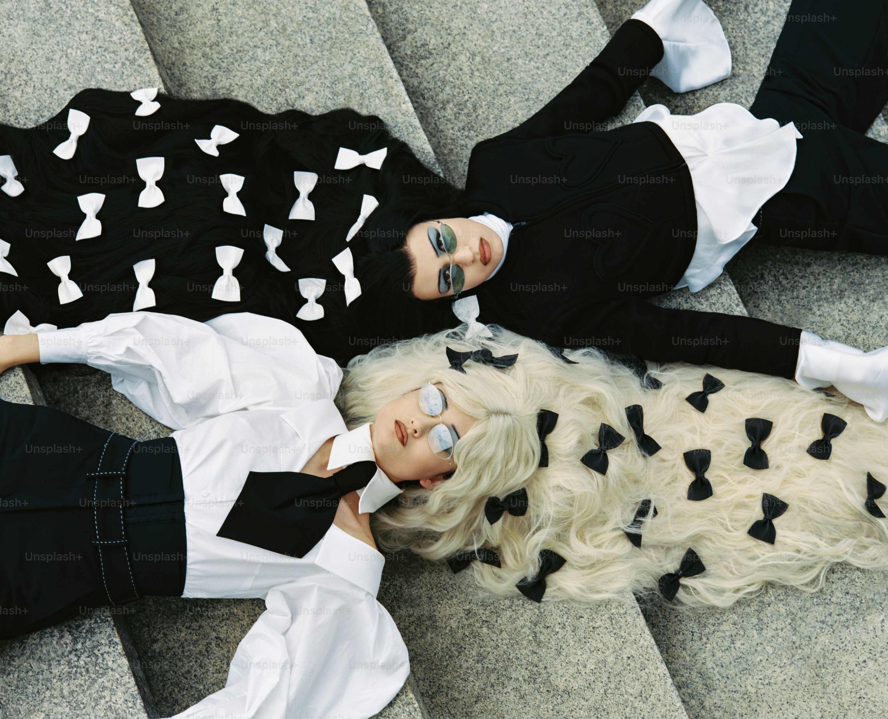 Zwei Frauen mit Schleifen im Haar, die sich hinlegen