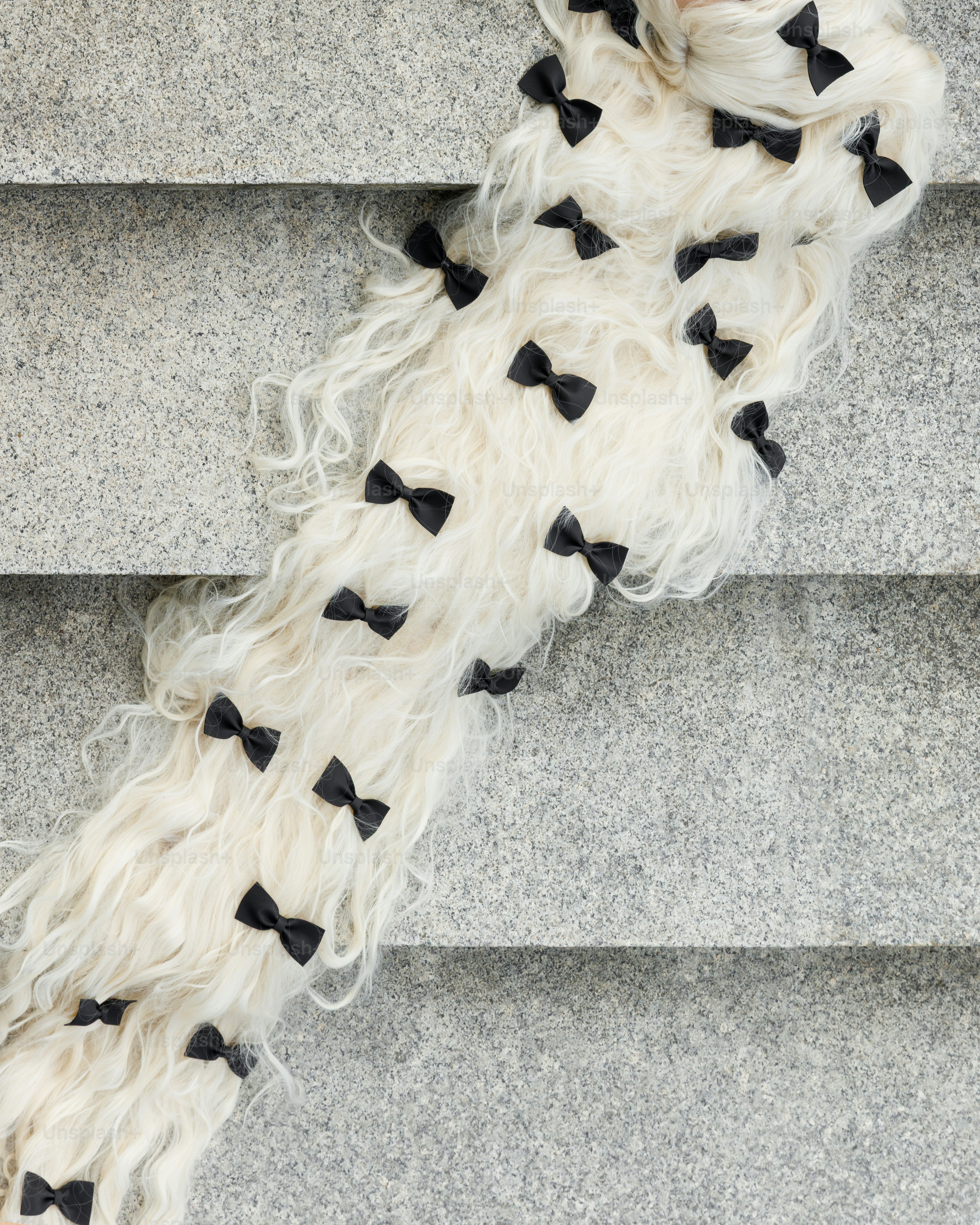De longs cheveux blancs avec de nombreux petits nœuds noirs