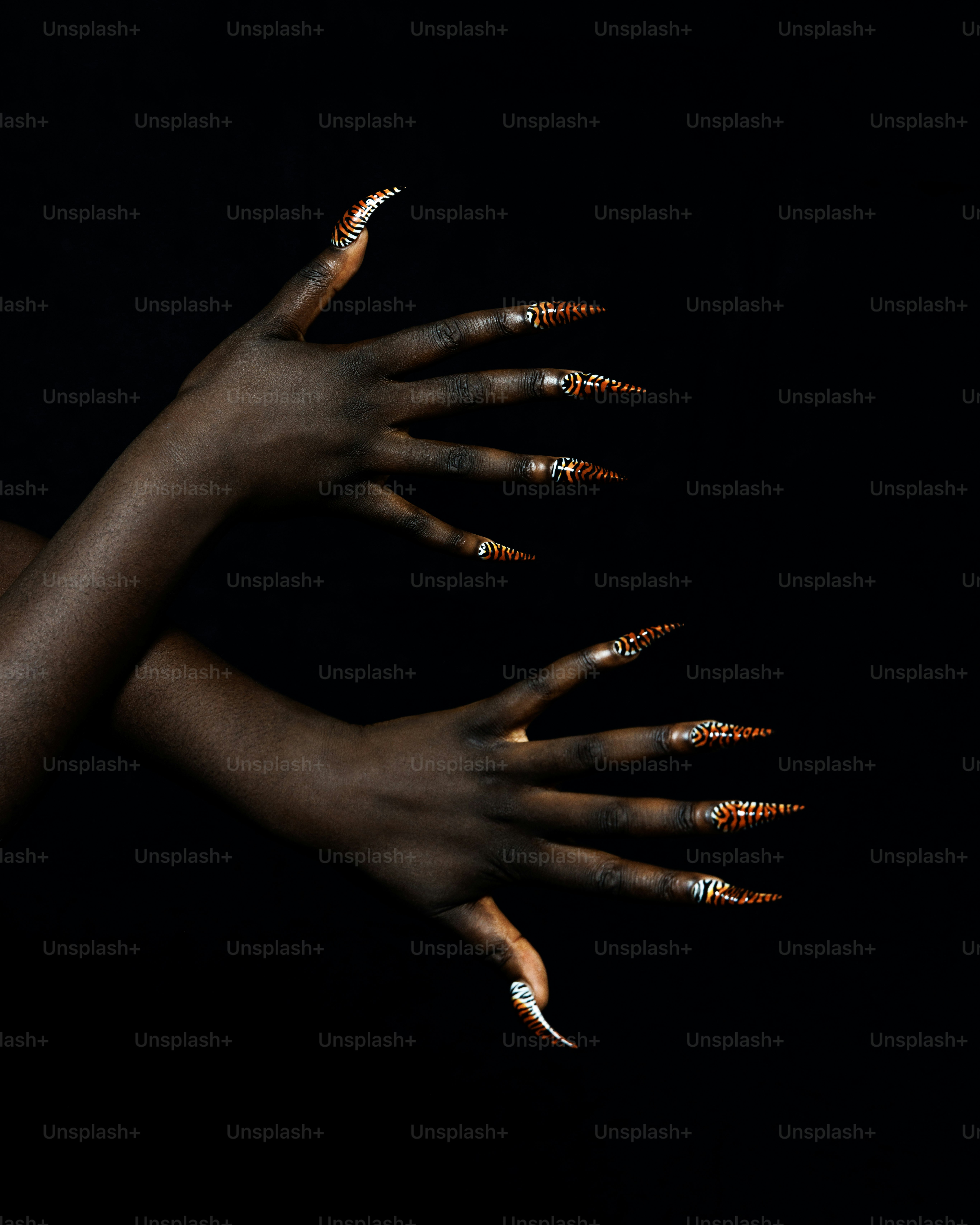 Mani scure con unghie lunghe, affilate e ornate foto – Immagine di Bellezza  su Unsplash, image size:3000x3750