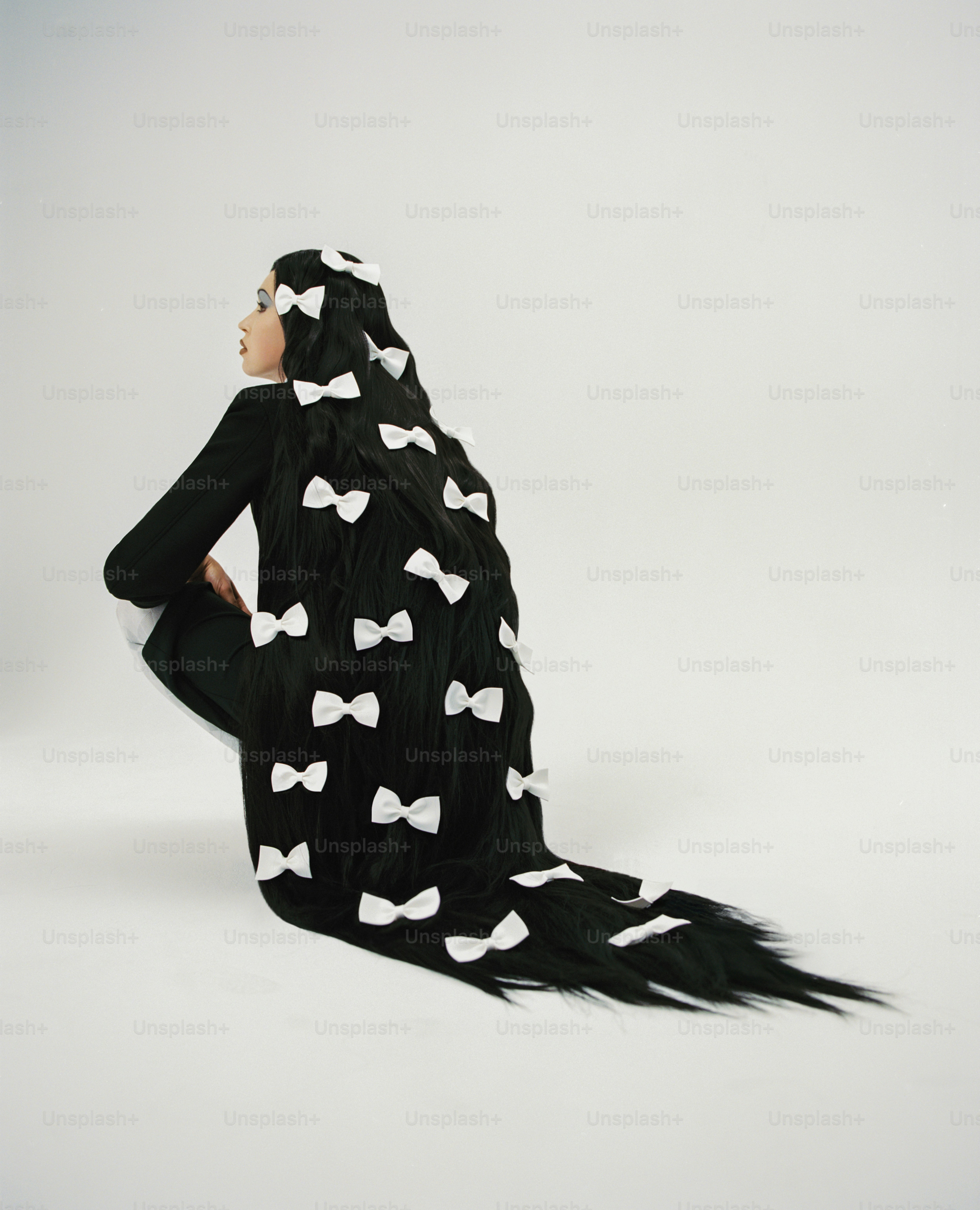 Femme aux longs cheveux noirs ornés de nœuds blancs