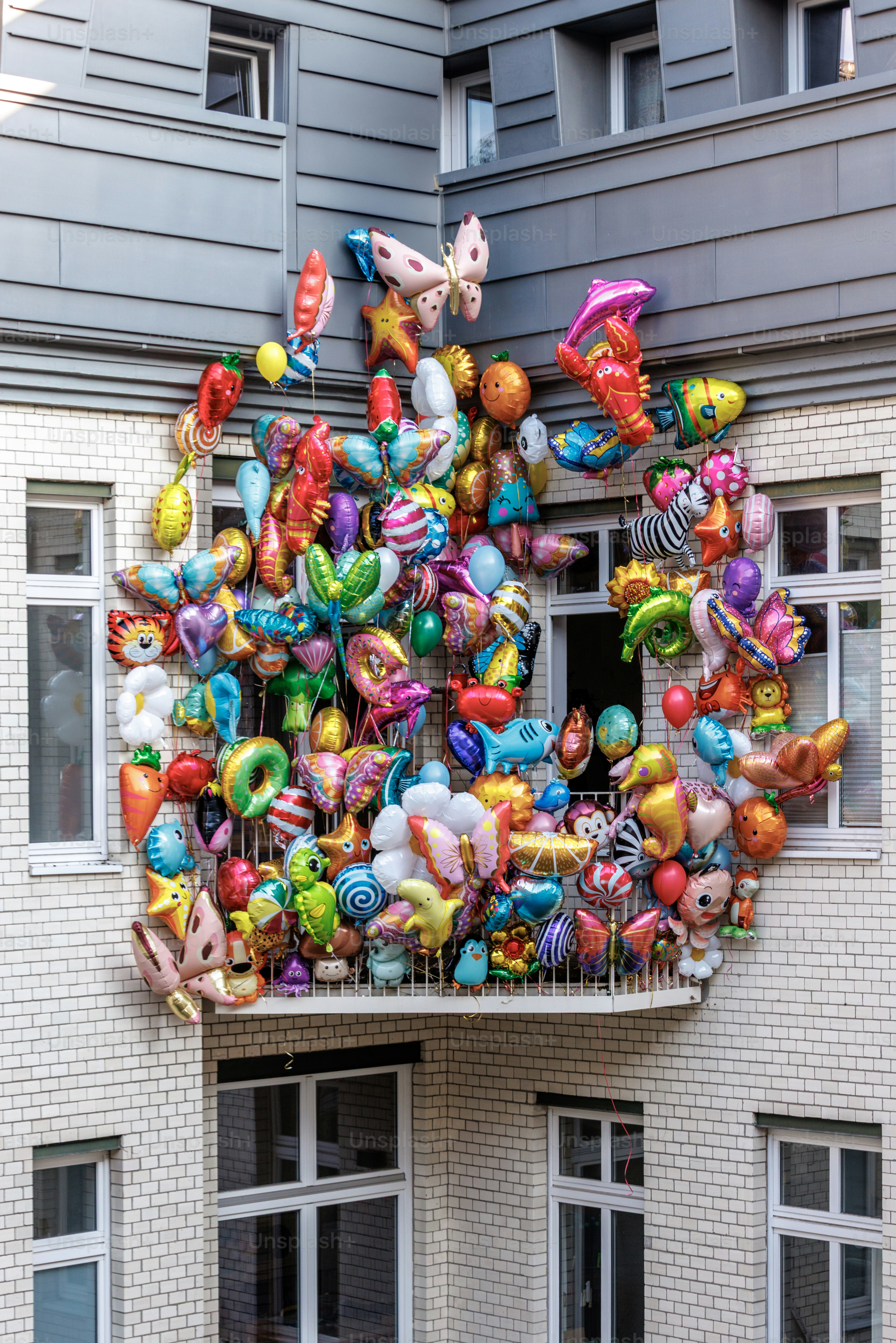 Balkon voller bunter Luftballons