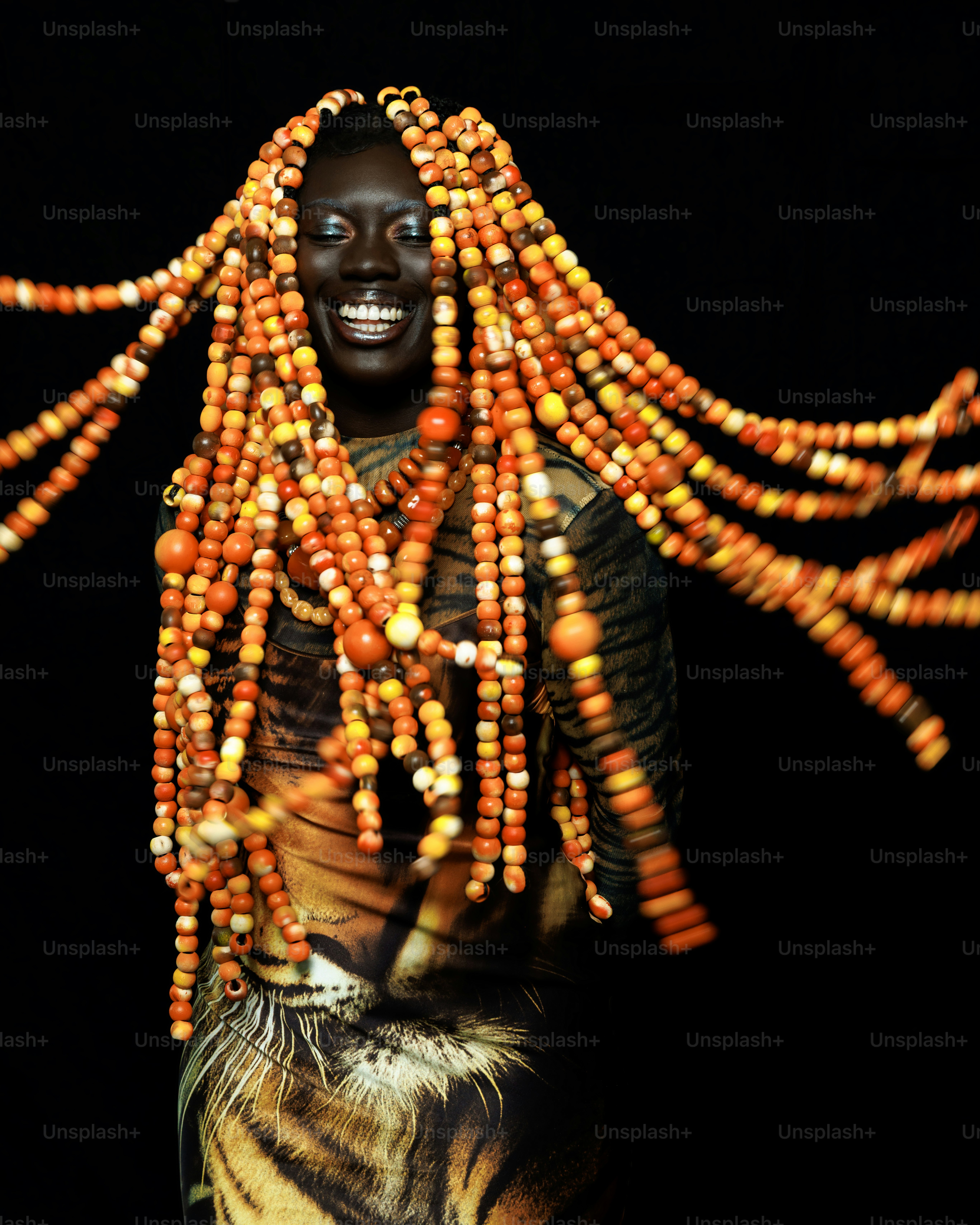 Femme aux cheveux perlés élaborés et aux vêtements imprimés tigre