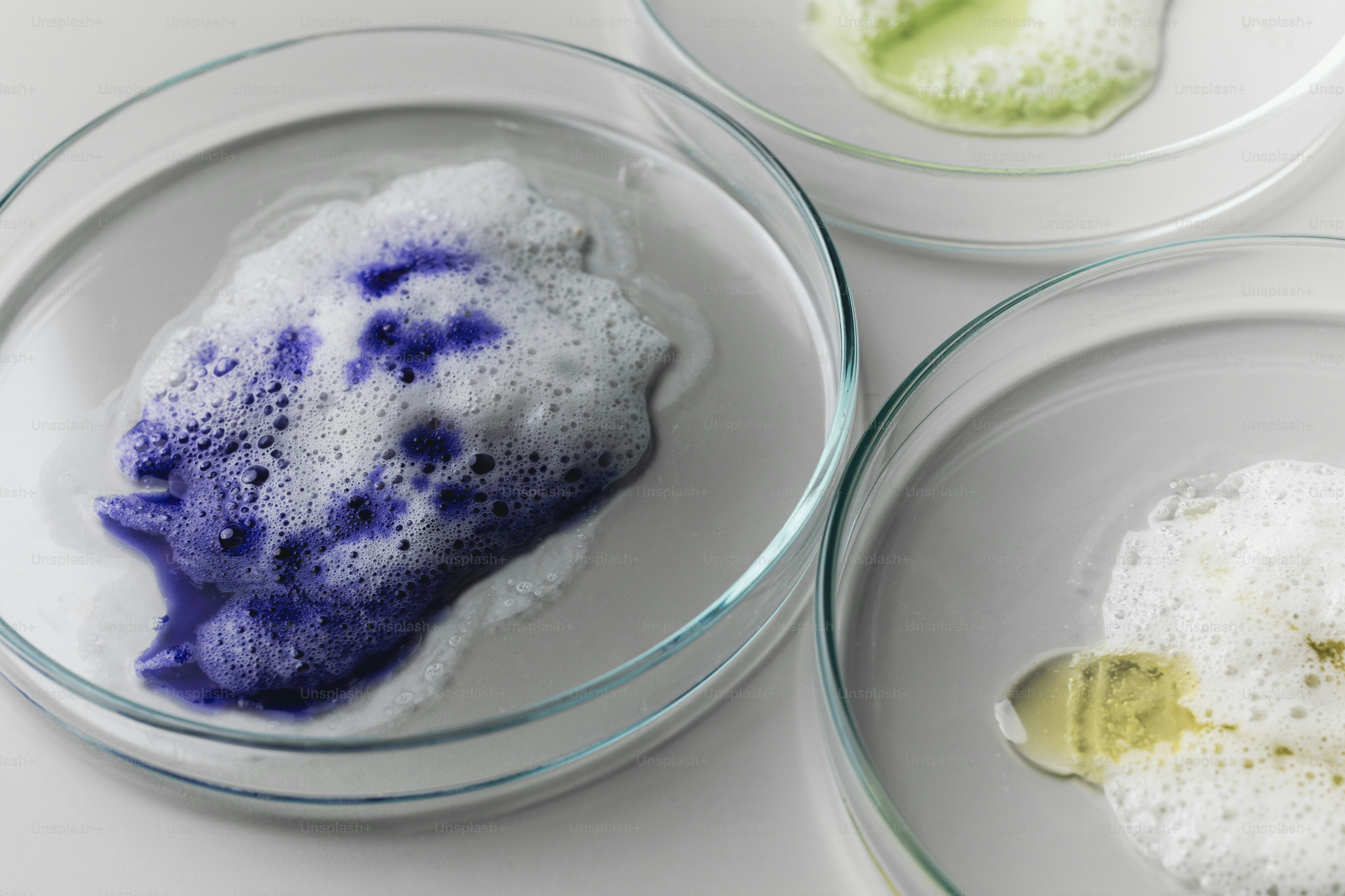 Dropper adding green liquid to test tube photo – Science Image on Unsplash