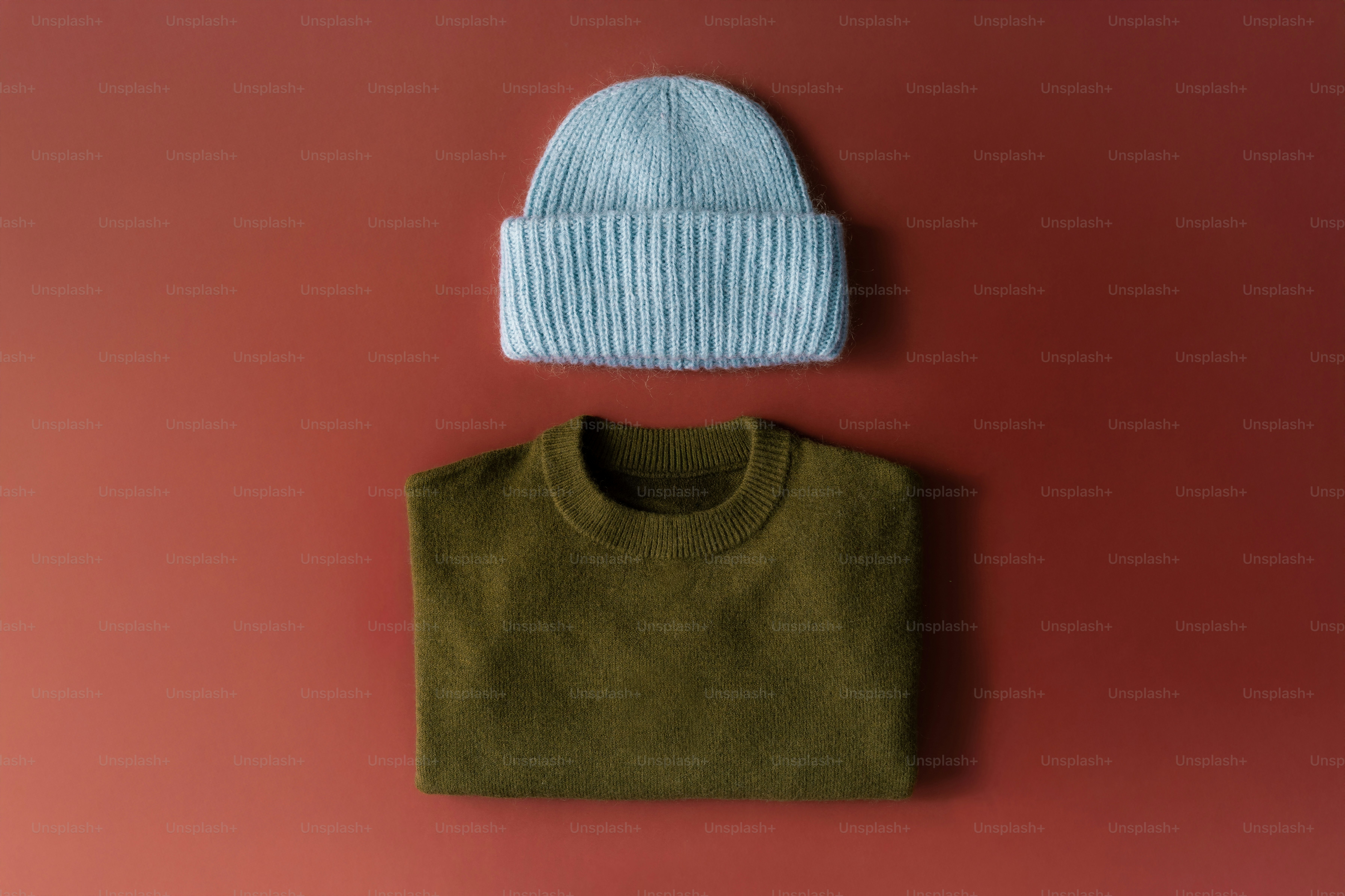 Beanie biru muda dan sweter hijau zaitun datar berbaring rata