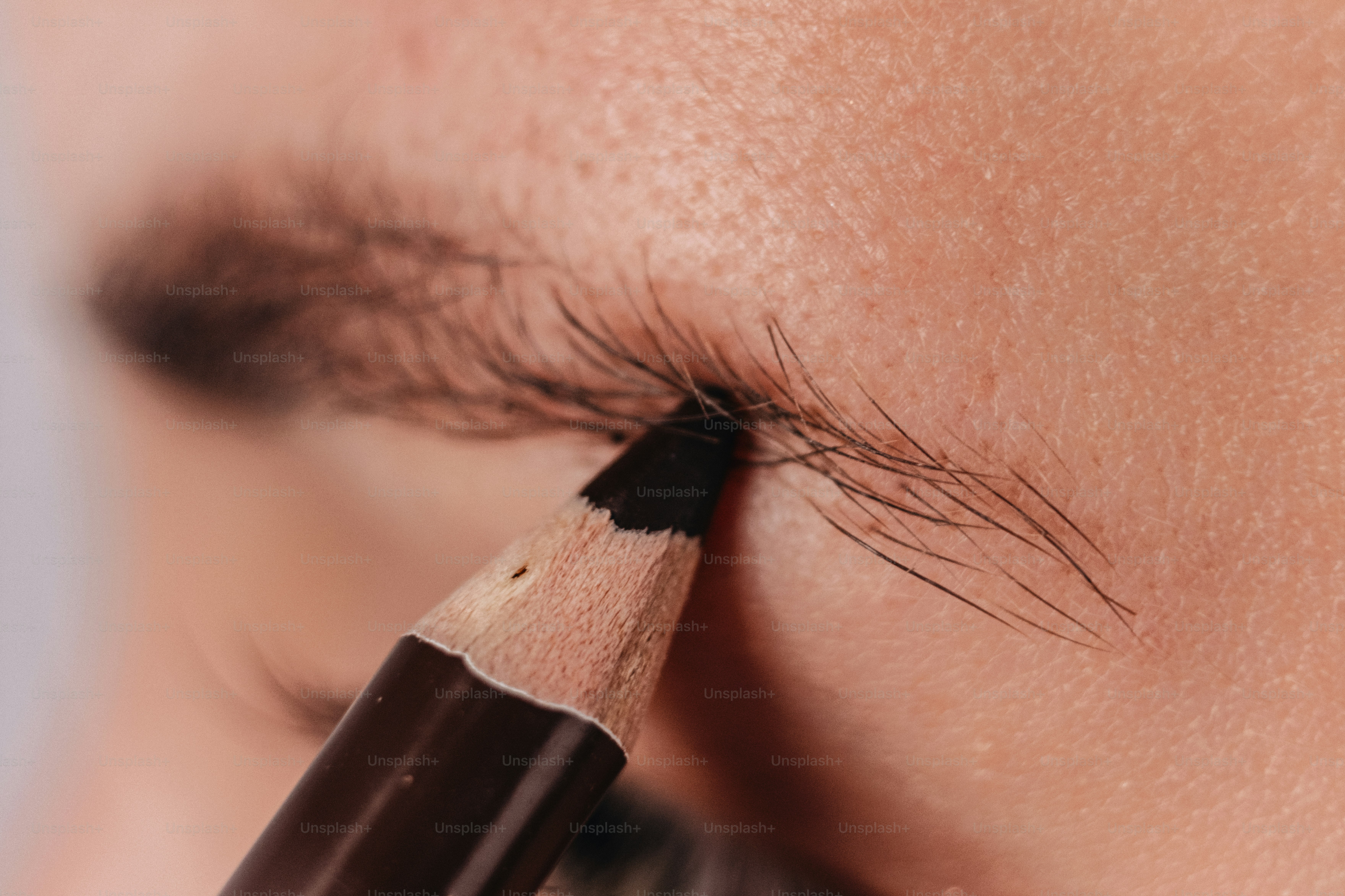 Auftragen eines dunklen Augenbrauenstifts, um die Augenbrauen zu betonen