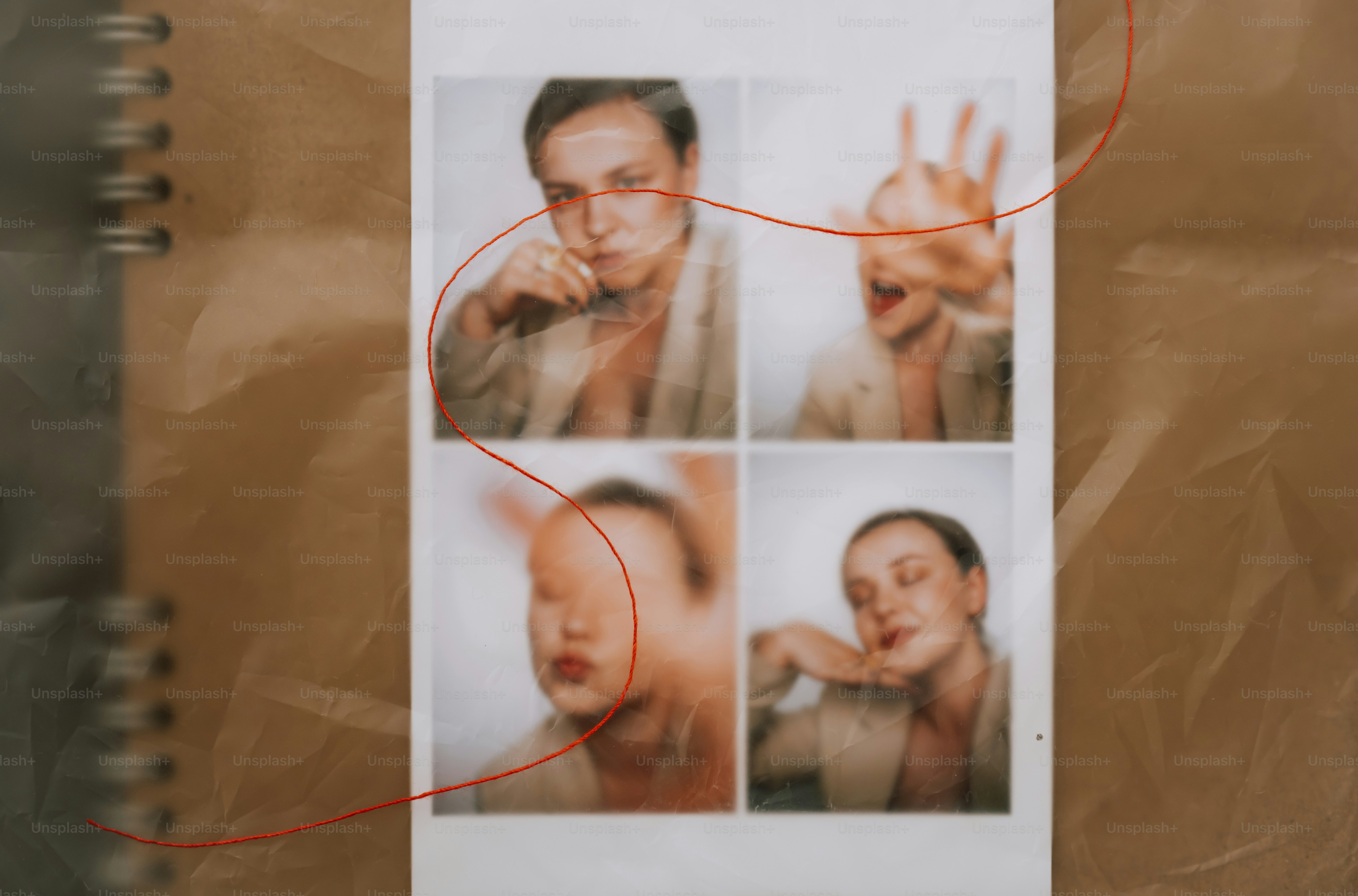 Quatro retratos polaroid com sobreposição de corda vermelha
