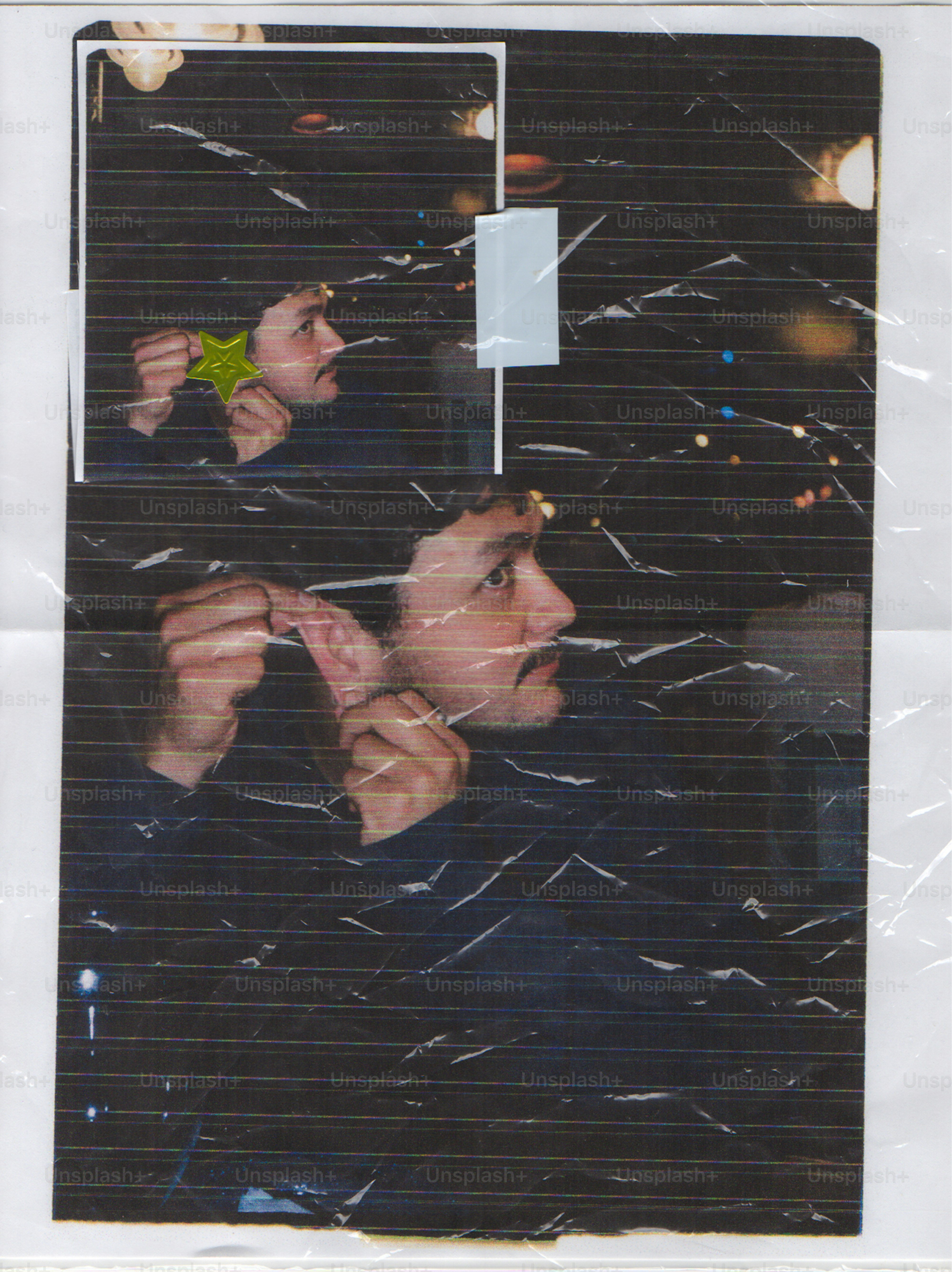 Uomo che tiene un ornamento a stella con sfondo di luci sfocate