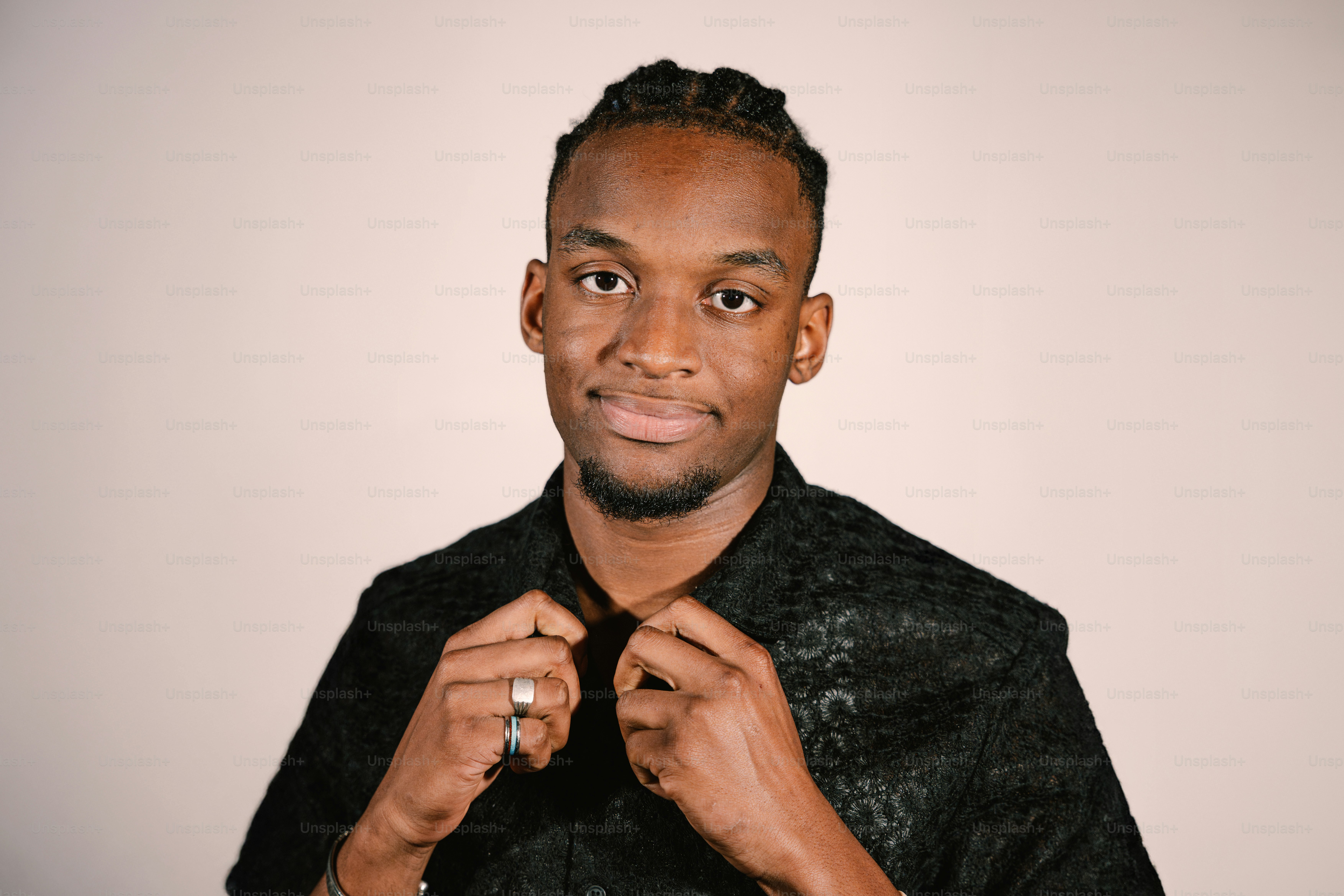 Pria muda menyesuaikan kerah kemeja bermotifnya