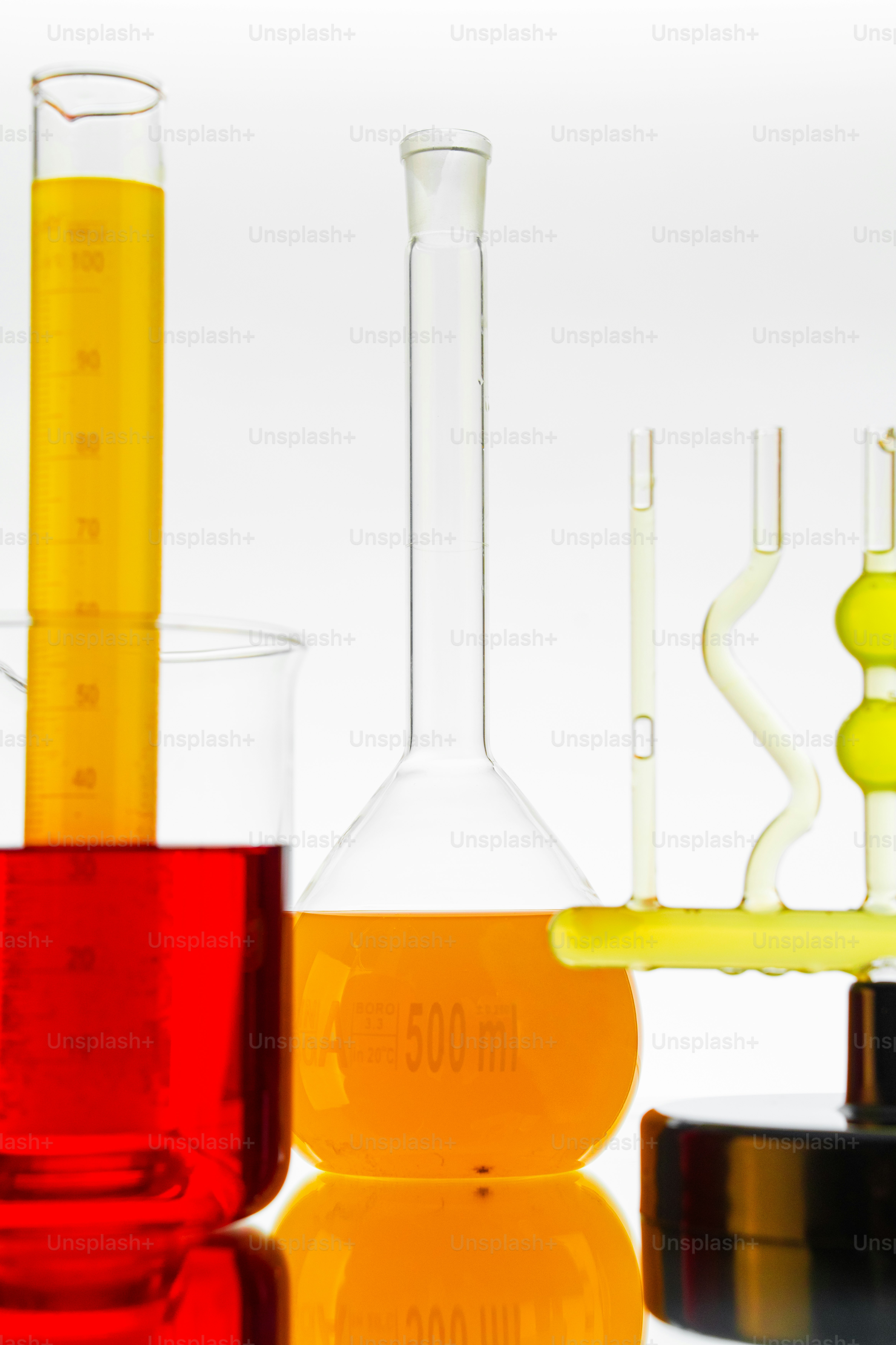 Vidraria de laboratório com líquidos coloridos
