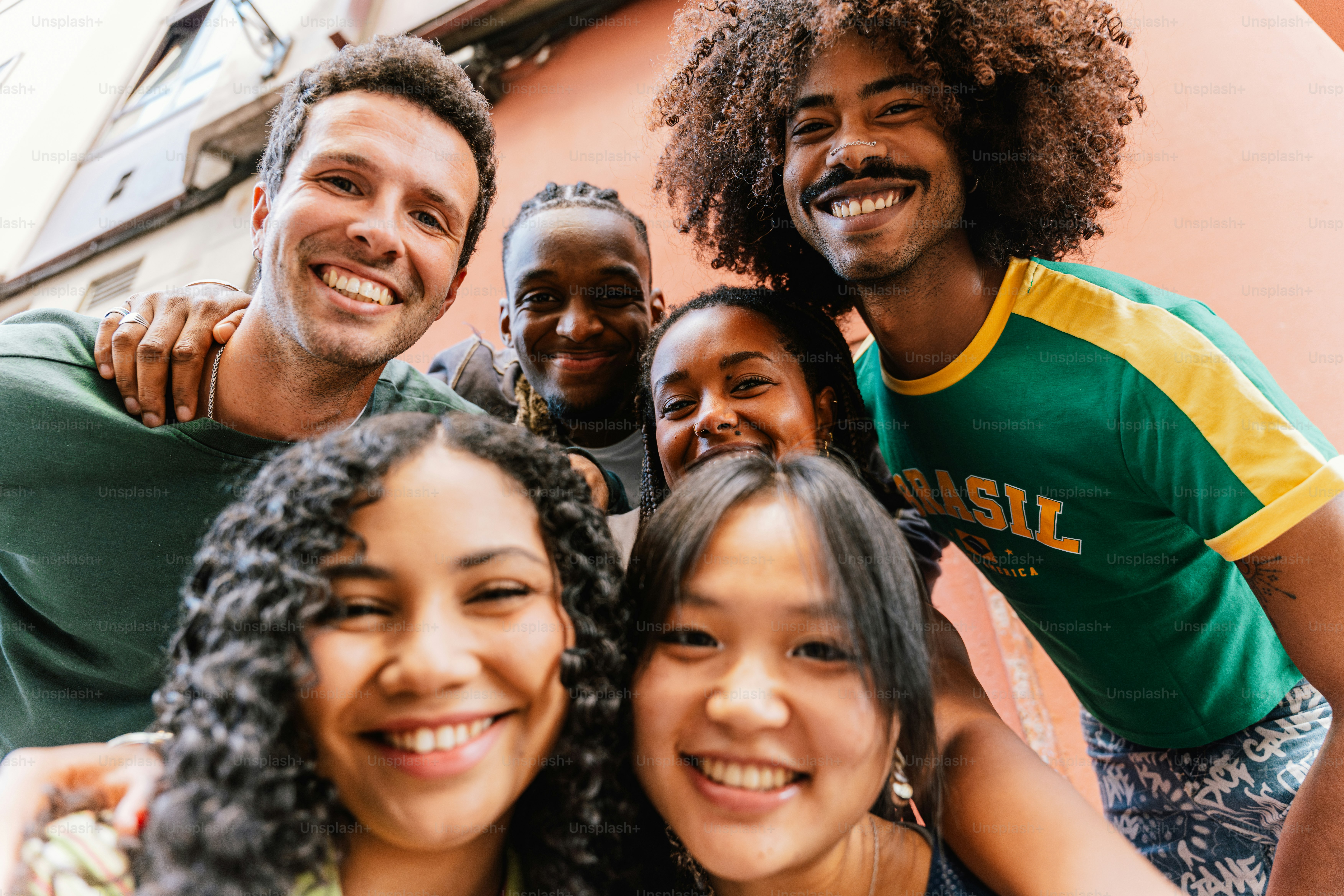 Un gruppo eterogeneo di amici che sorridono per un selfie
