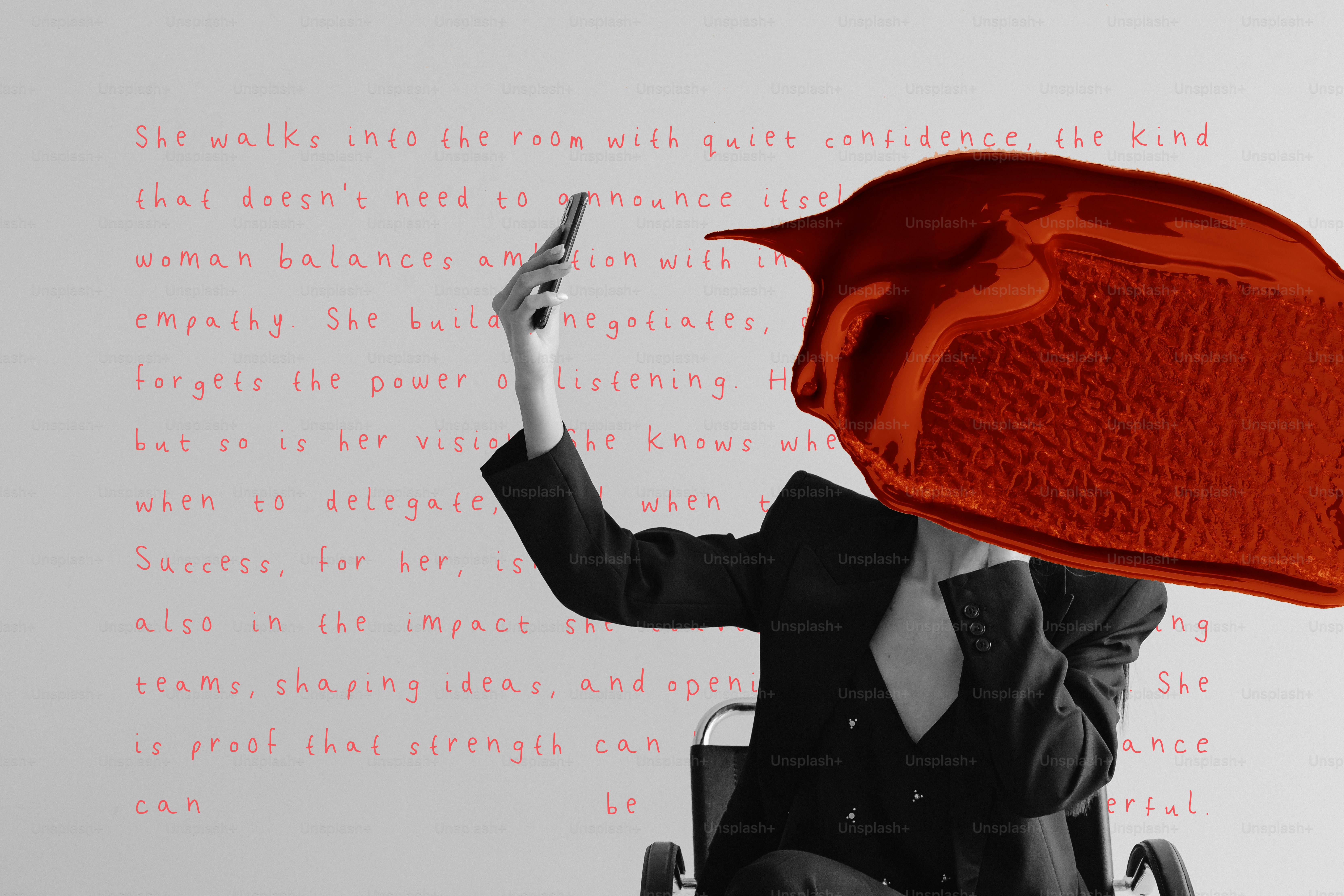 車椅子の女性が赤い抽象的な形で自撮り写真を撮ります。