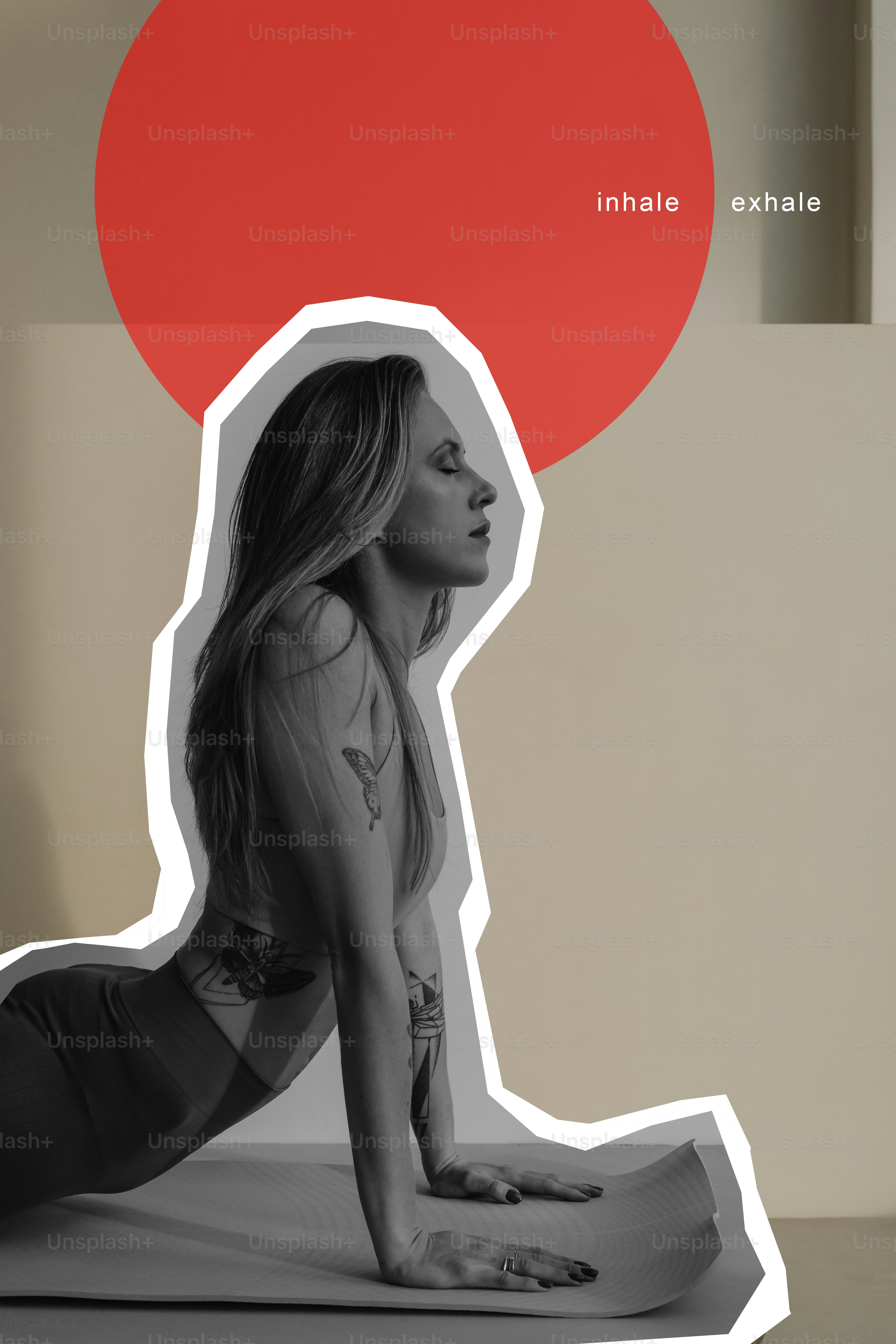 Donna in posa cobra con testo di inspirazione espirazione.