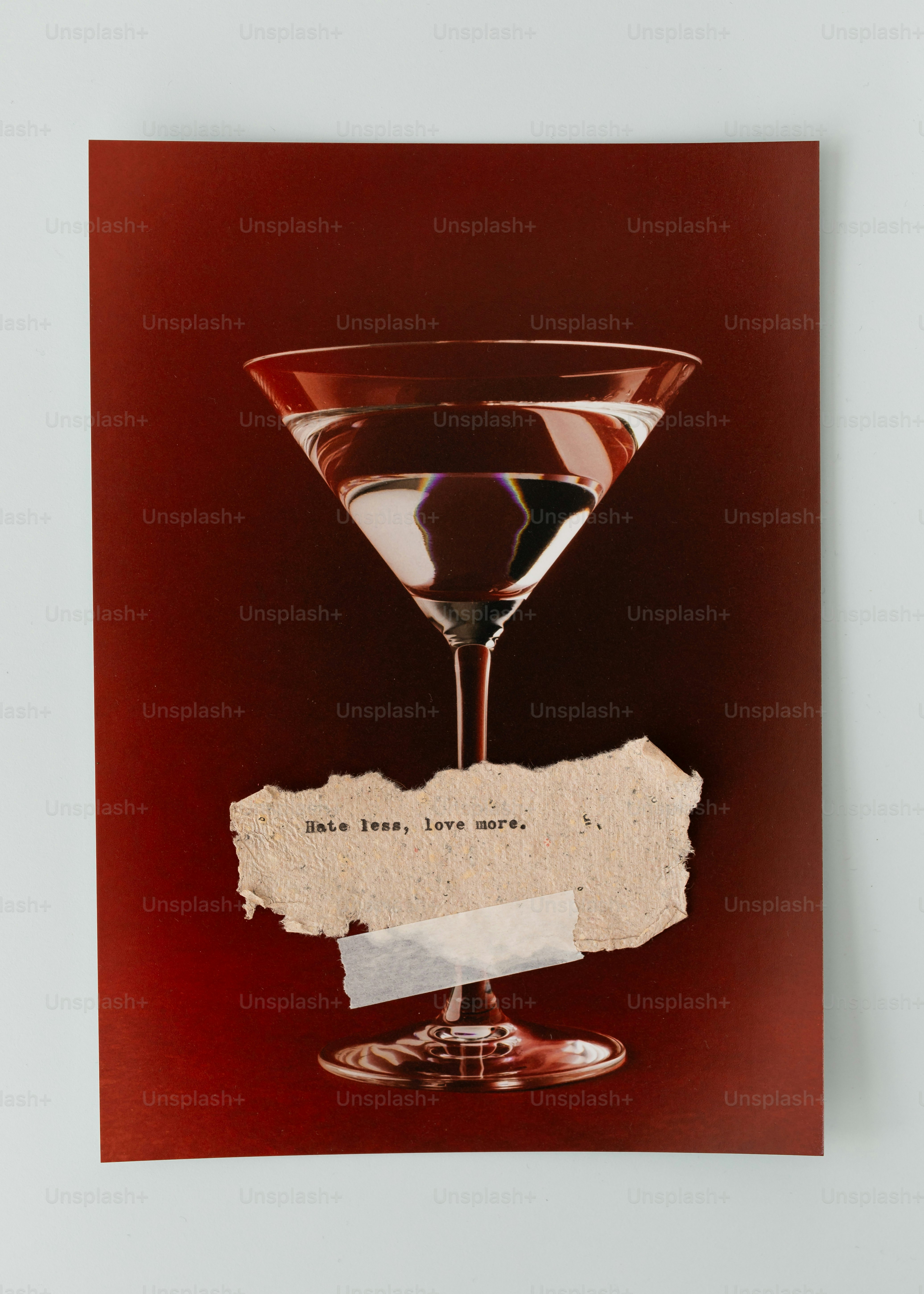 Copa de martini con nota de papel rasgada.