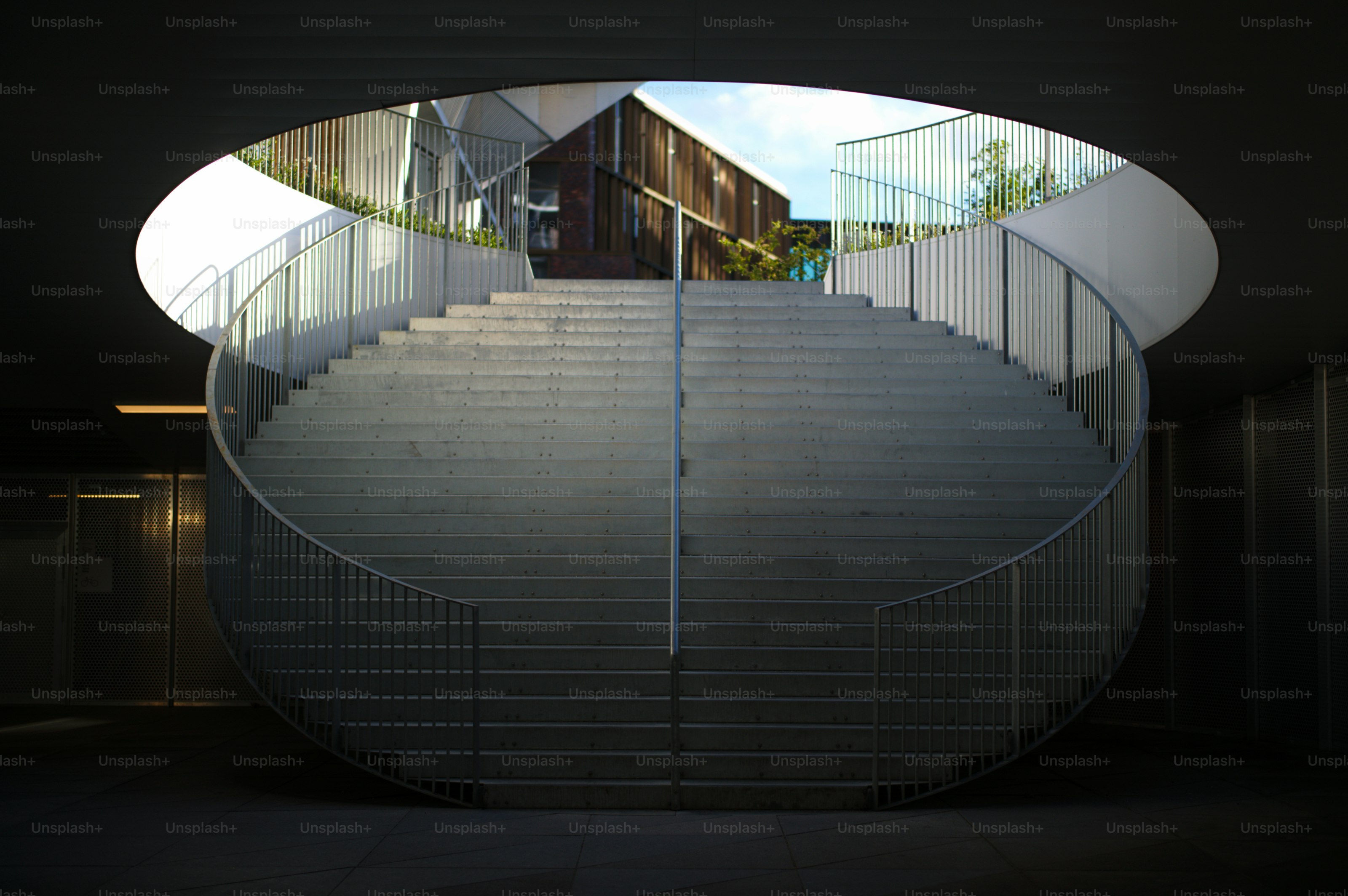 Escalier circulaire moderne menant aux bâtiments