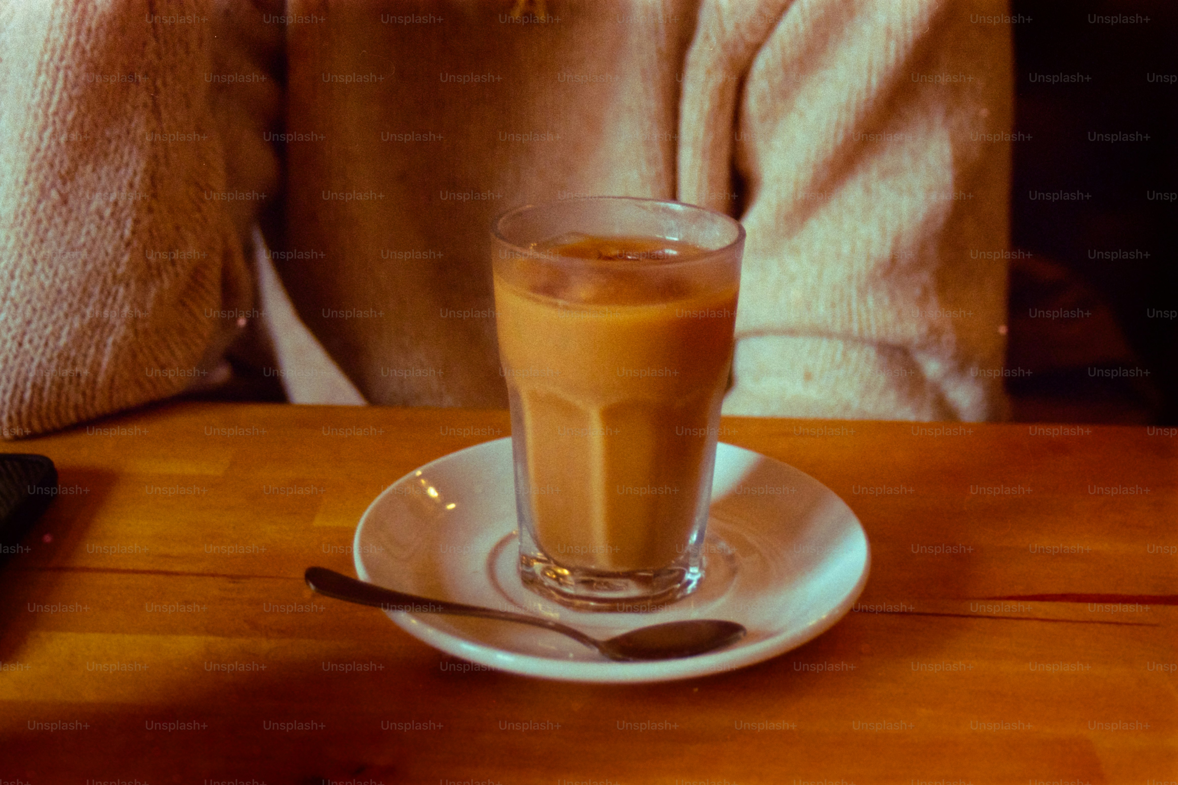 背の高いグラスに角氷を入れたアイスティー。