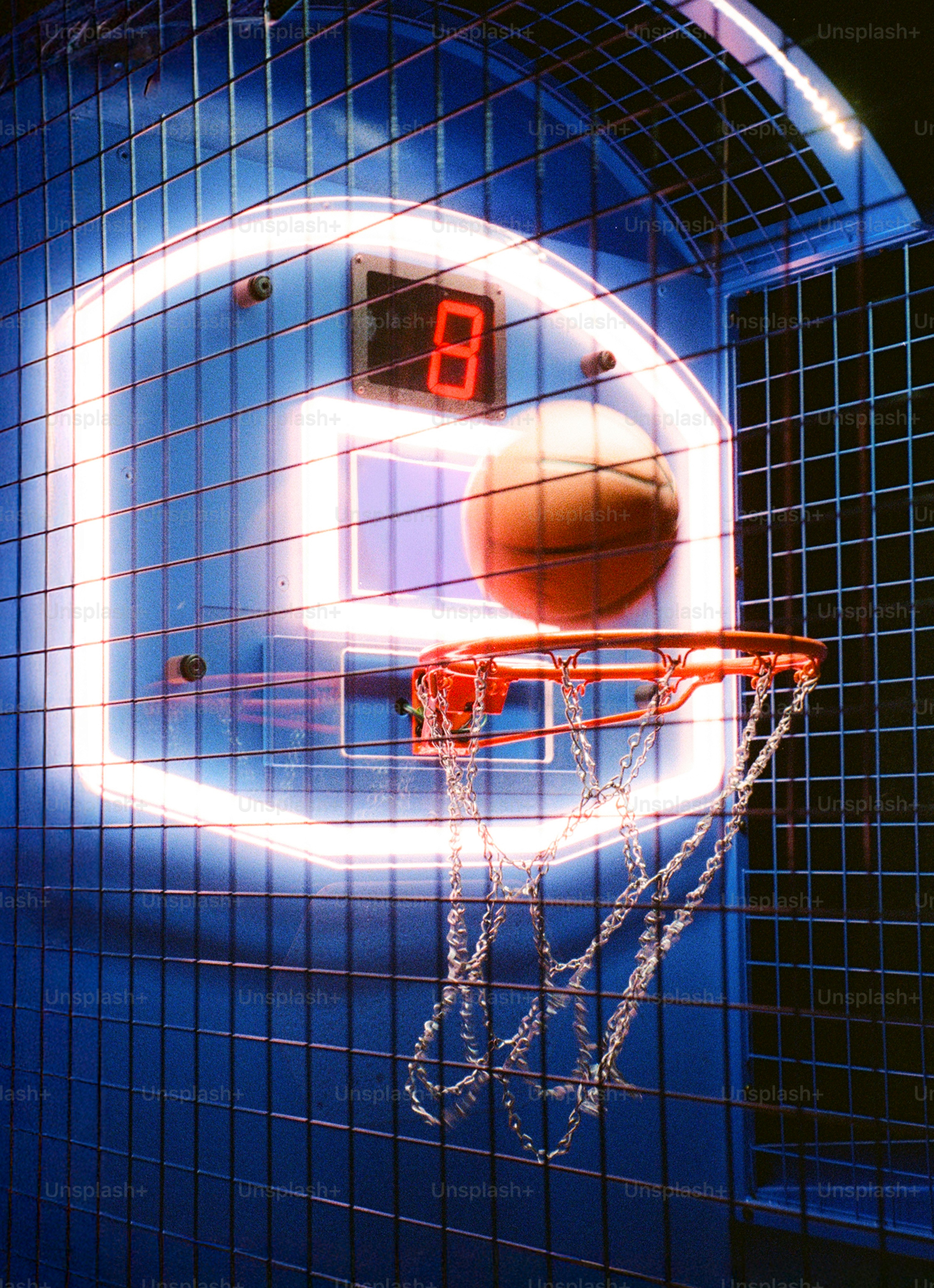 Panier de basket avec néons et score numérique