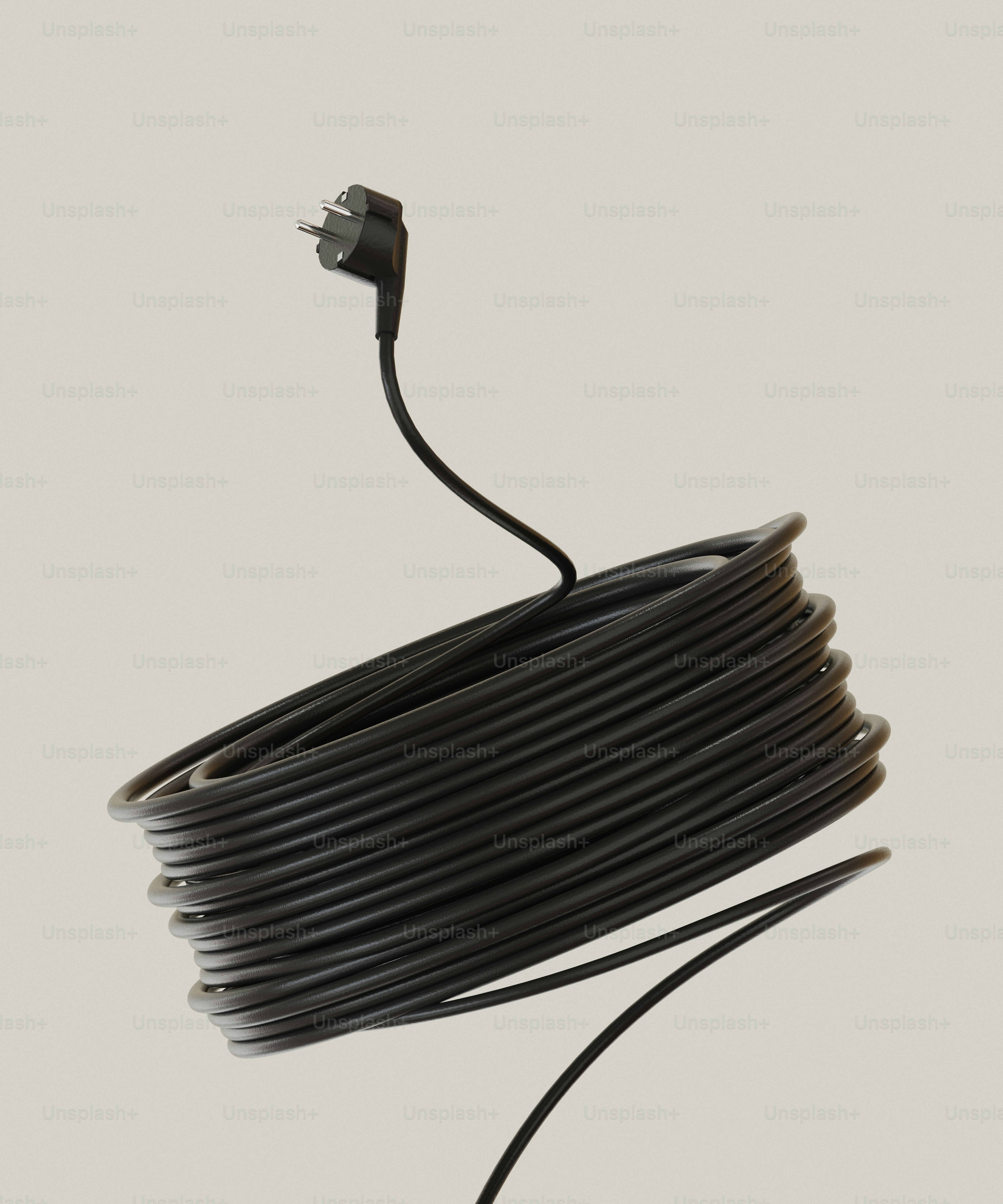 Um cabo elétrico preto enrolado com um plugue.