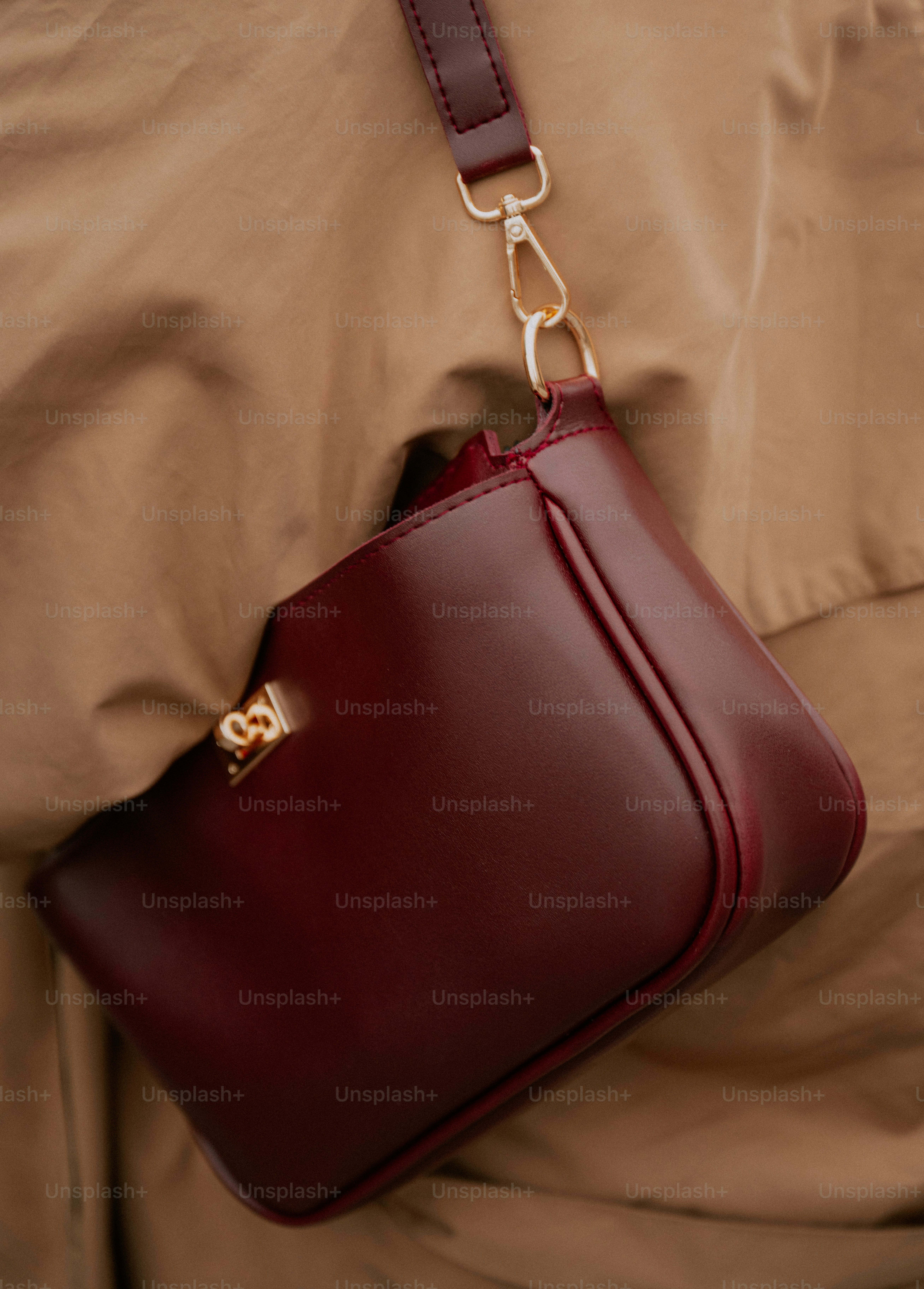 premium_photo-1759432613825-fa63db5a930a?ixid=M3wxMjA3fDB8MXxzZWFyY2h8MTN8fHByZW1pdW0lMjBxdWFsaXR5JTIwaGFuZGJhZyUyMGRlc2lnbnN8ZW58MHx8fHwxNzY3MjQ3OTY5fDA\u0026ixlib=rb-4.1.0