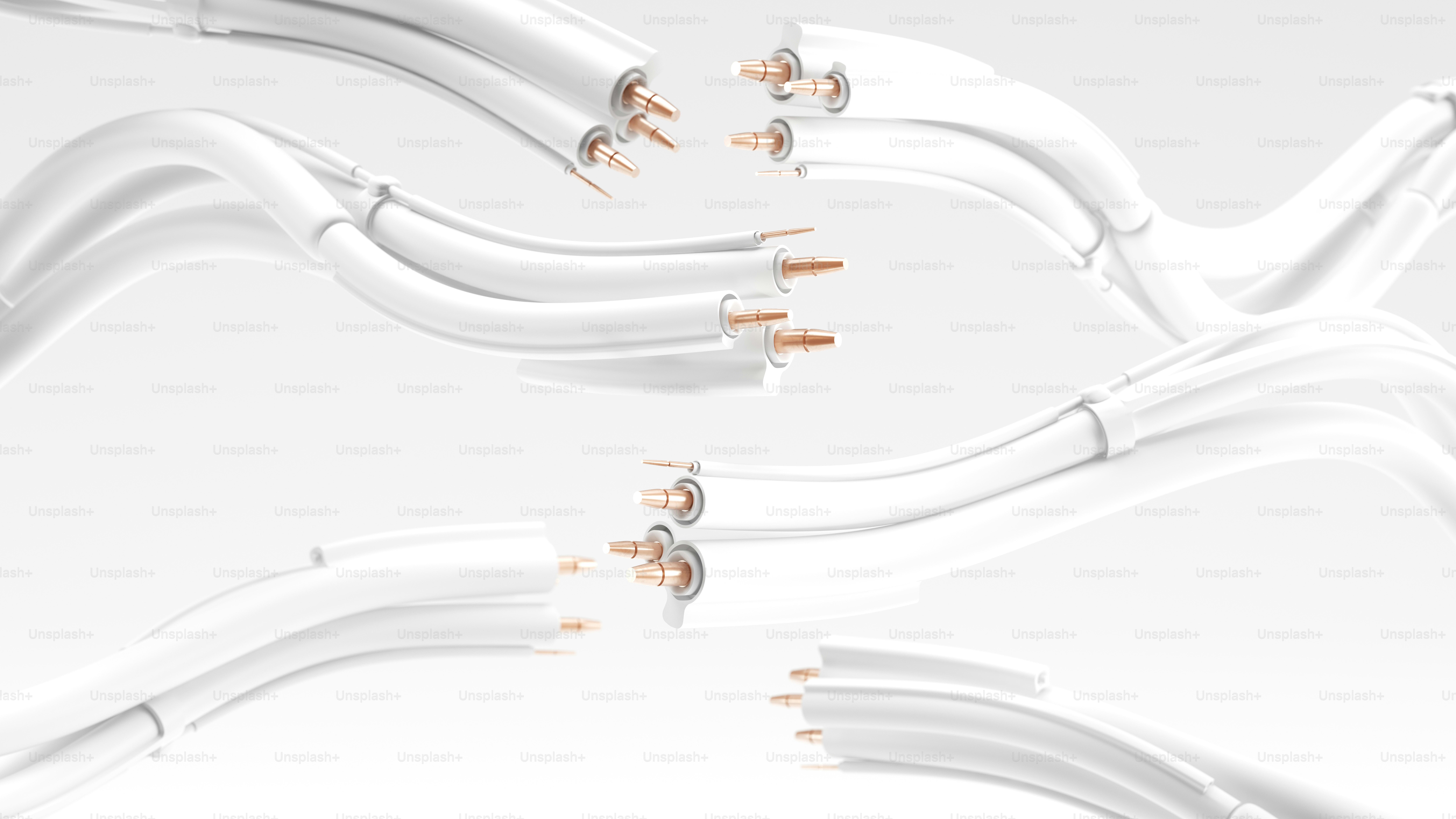 Câbles blancs avec extrémités de fil de cuivre apparentes