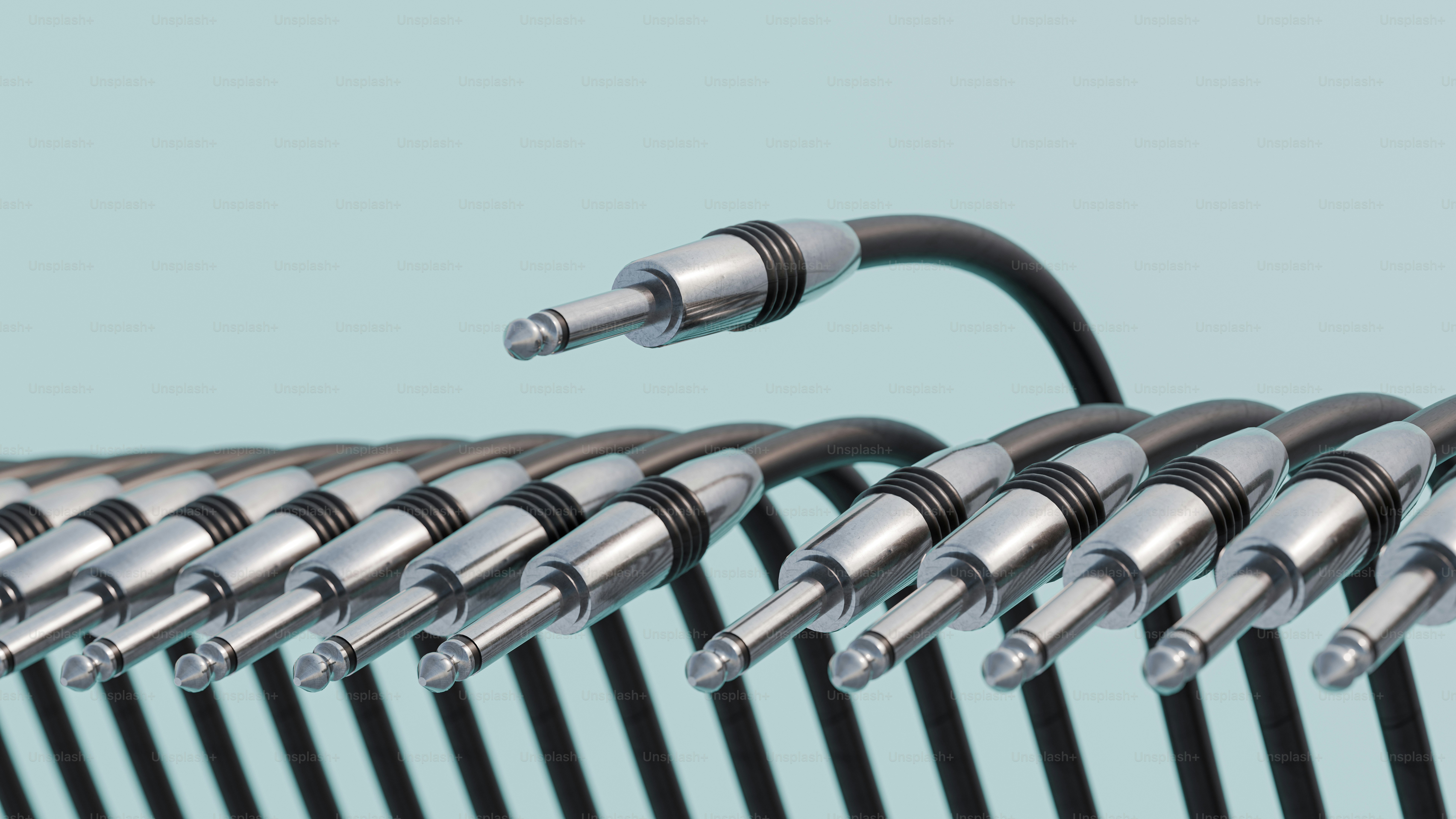 Une rangée de câbles audio avec connecteurs métalliques