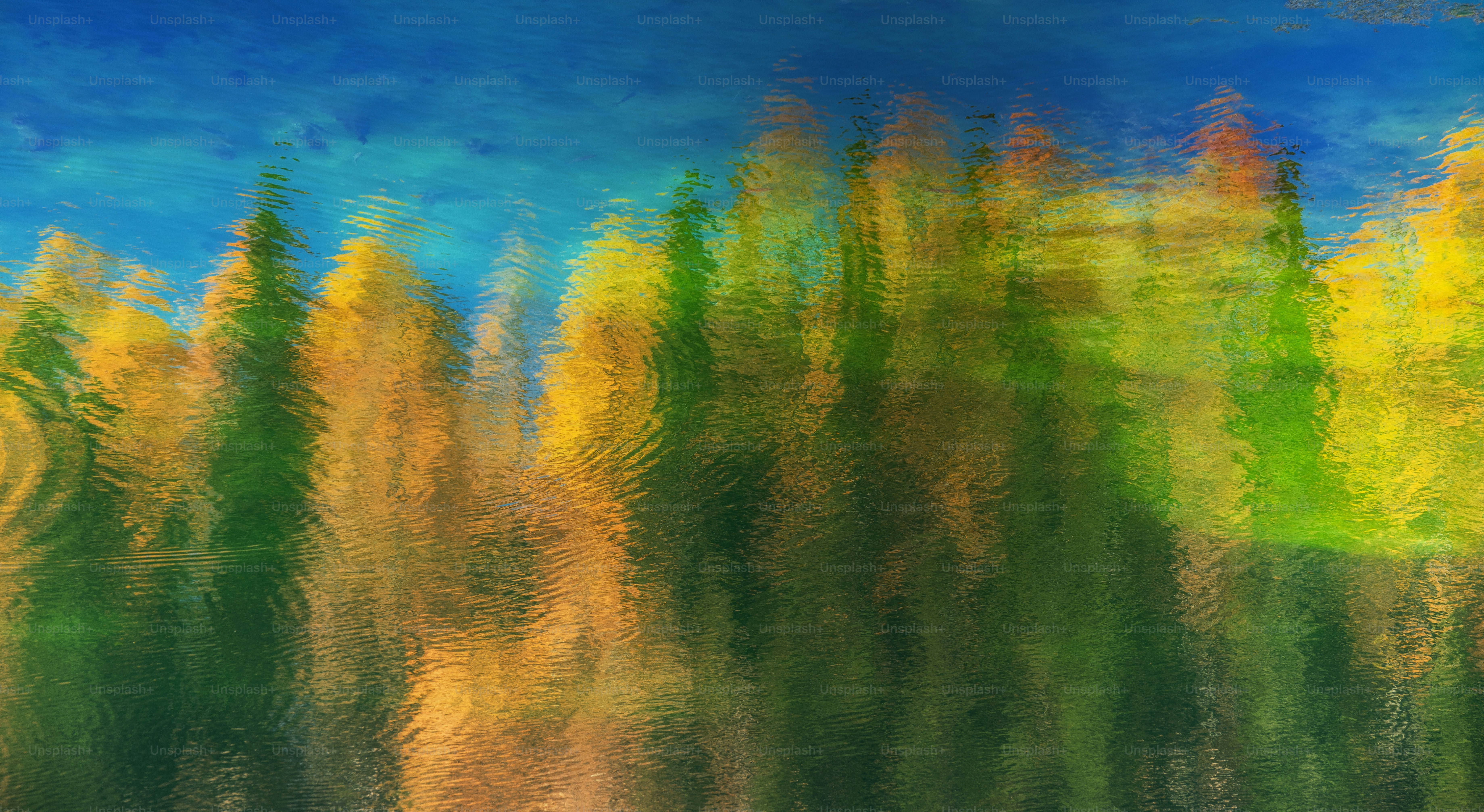 Abstrakte Reflexion von Bäumen im Wasser im Herbst