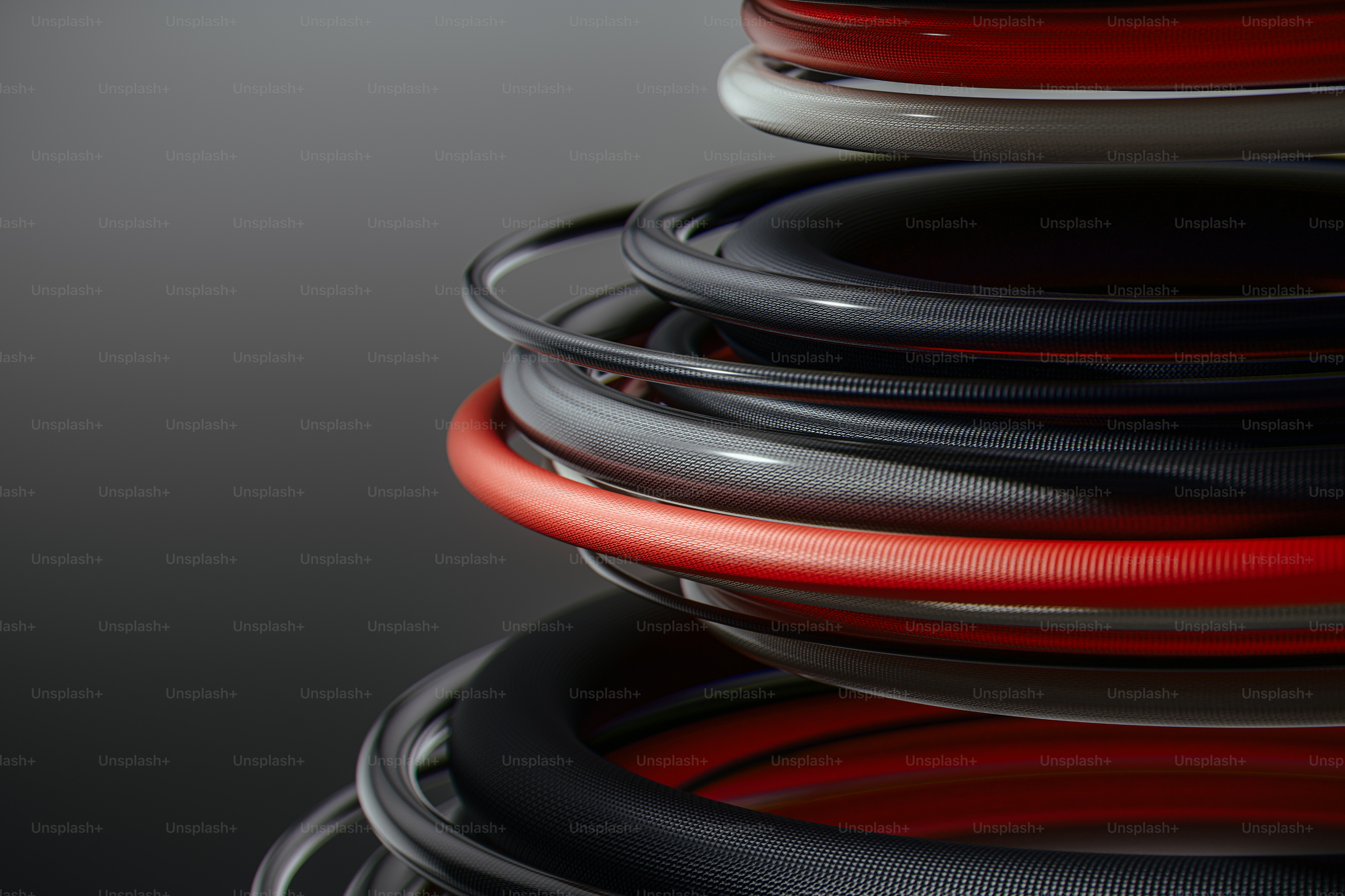 Pila de conos de altavoces con detalles en rojo y negro