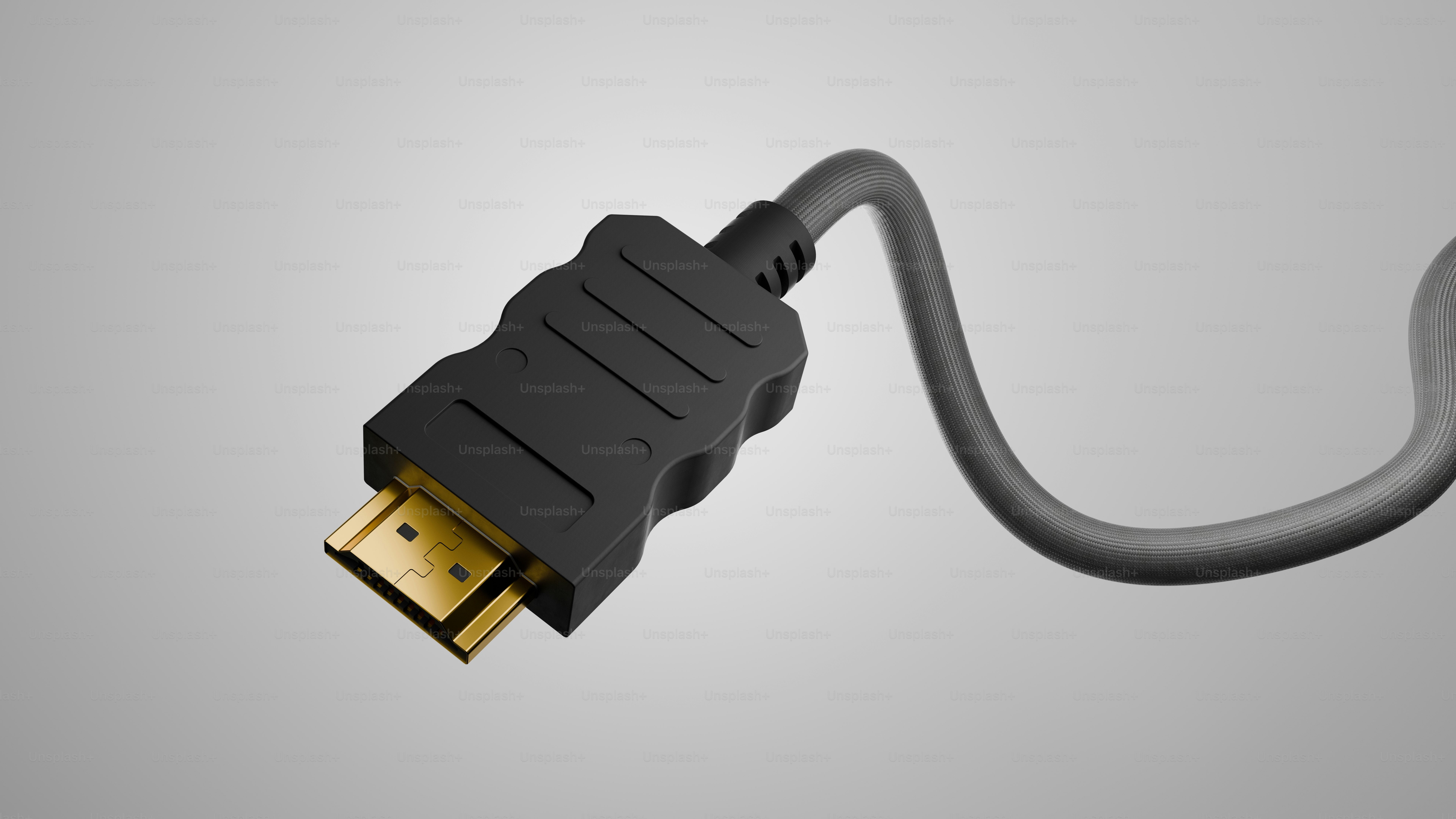 금색 핀이 있는 검은색 HDMI 케이블 커넥터의 클로즈업
