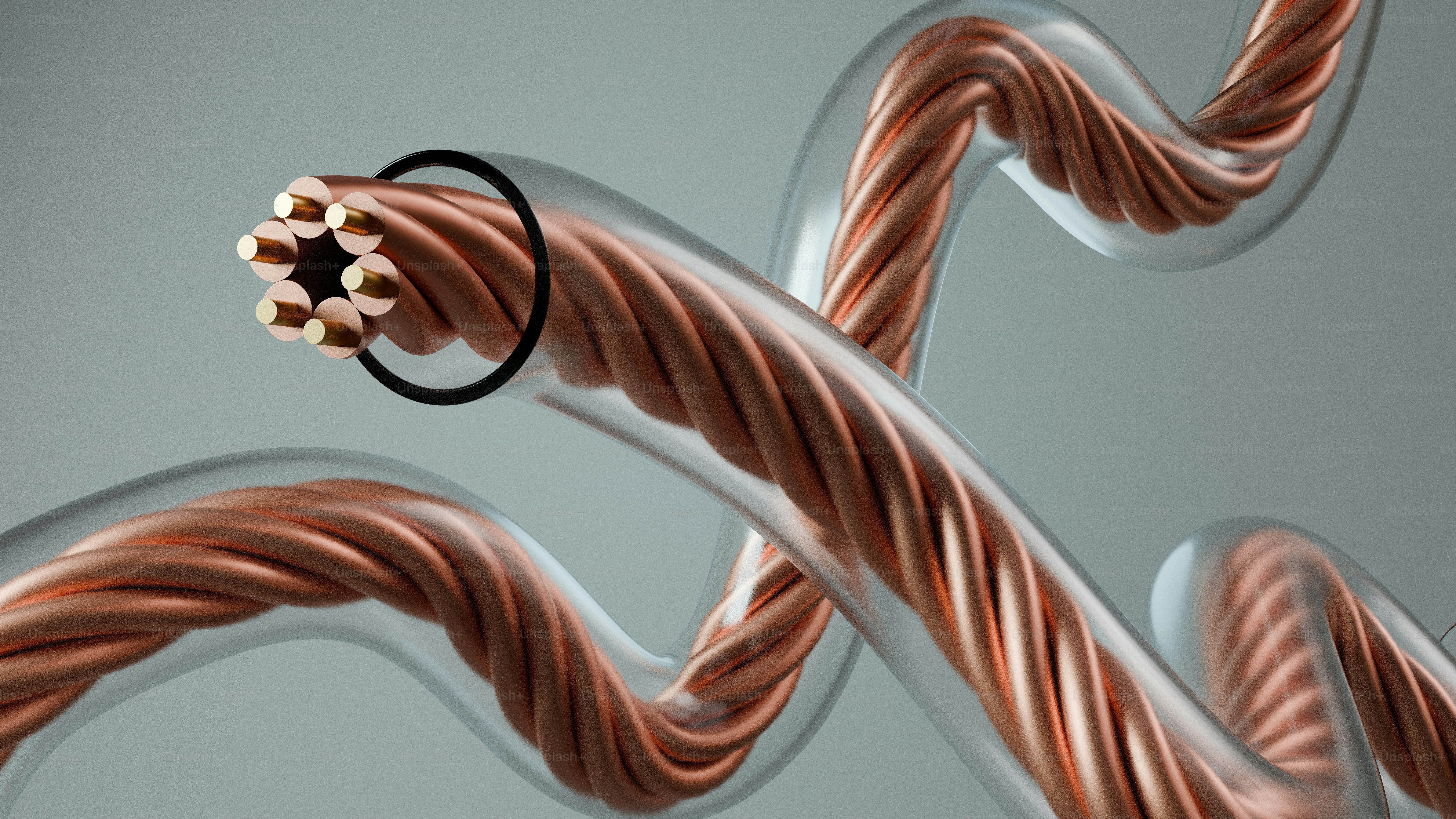 Primer plano de cables de cobre retorcidos dentro de tubos transparentes