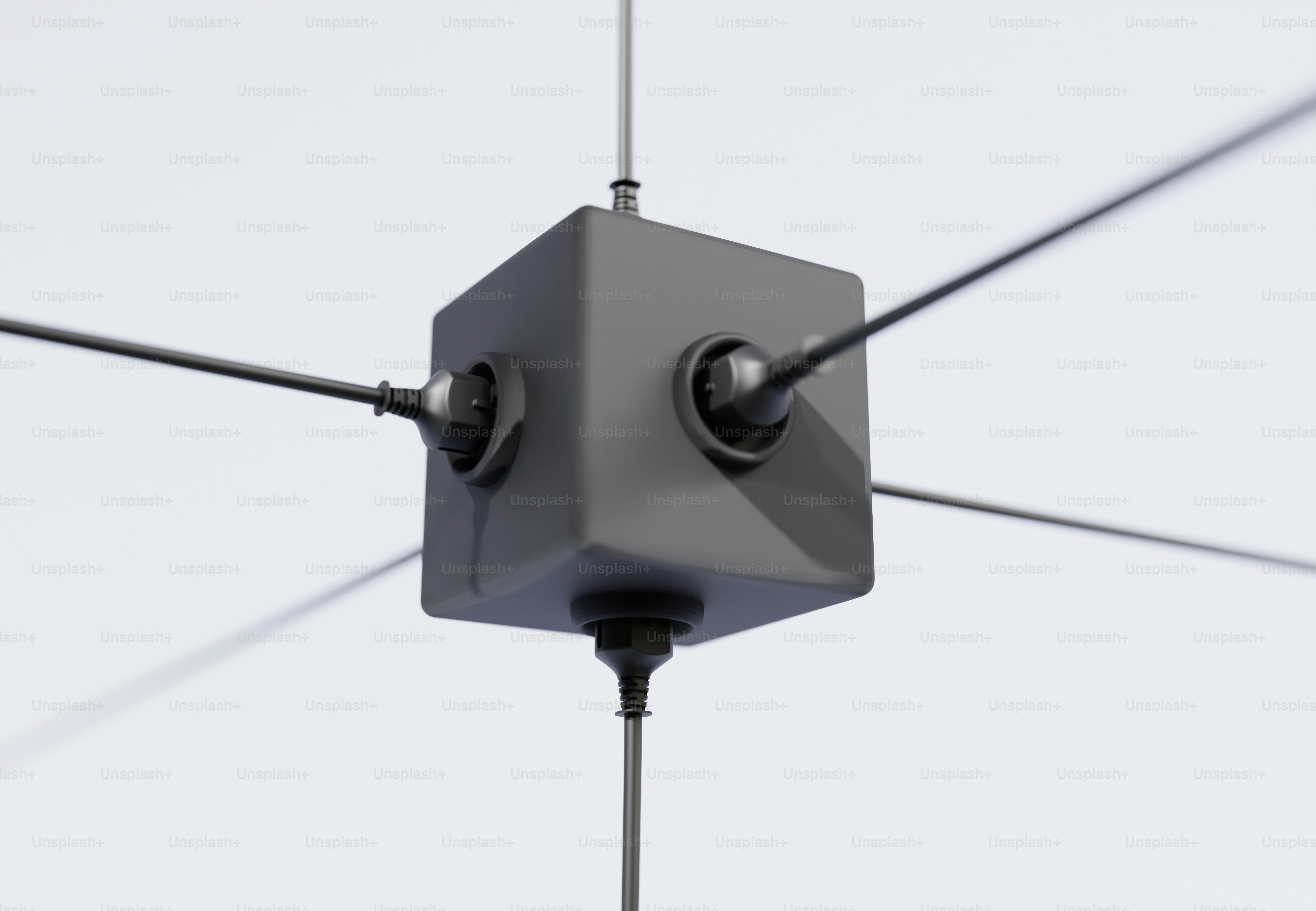 Abstrakter Würfel mit strahlenden Linien vor weißem Hintergrund