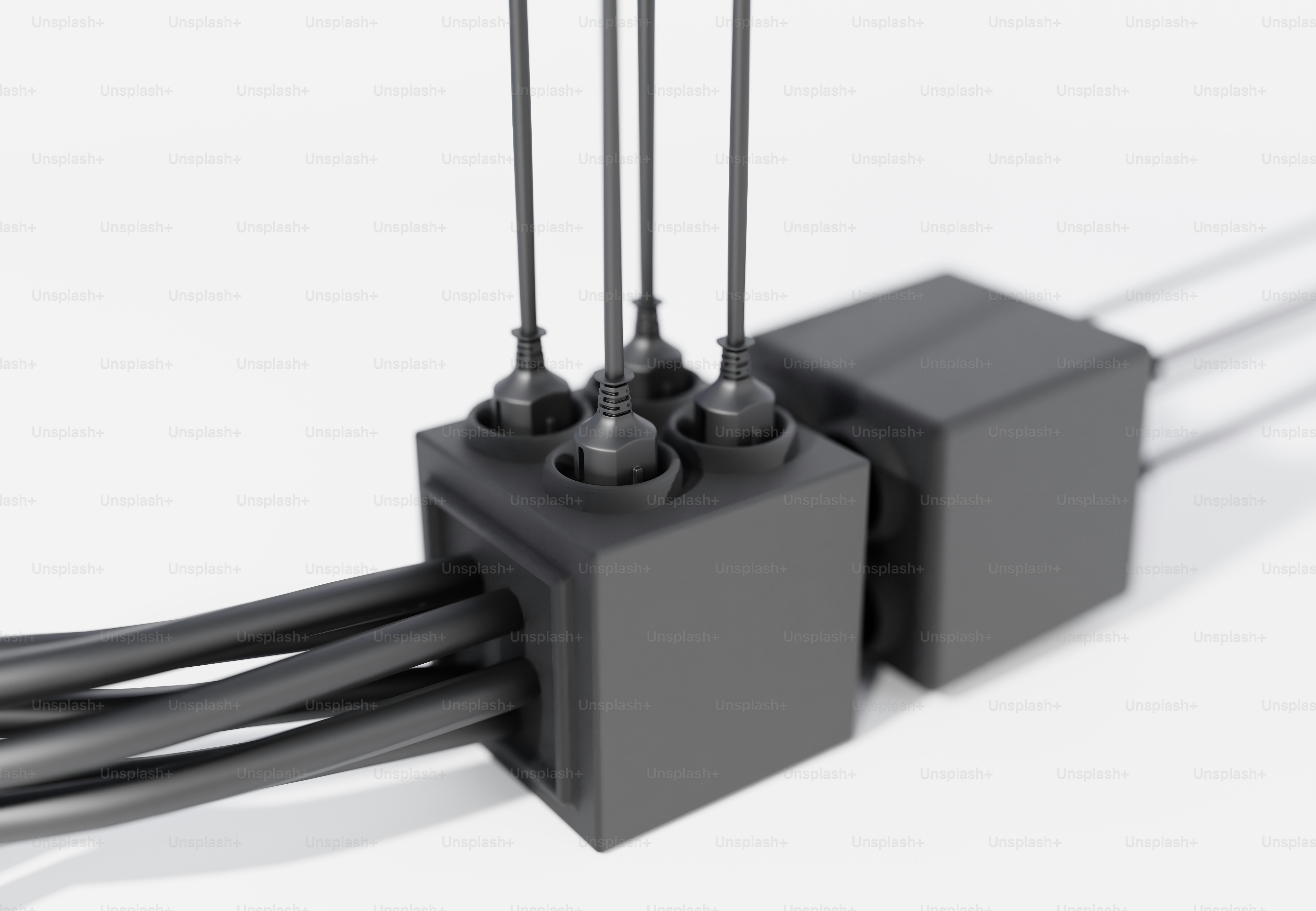 Schwarze Kabel, die an eine Anschlussdose angeschlossen sind