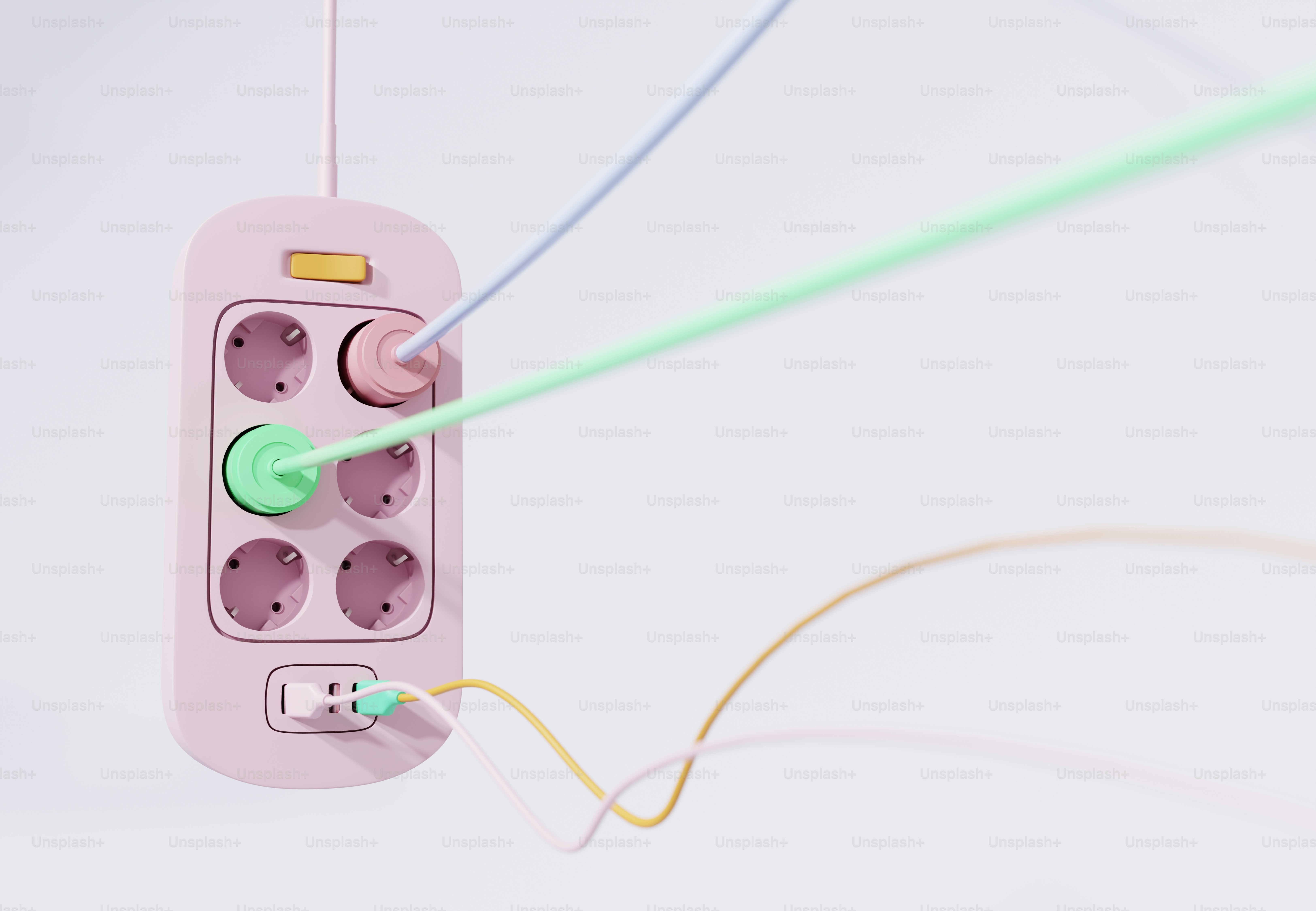 Rosa Steckdosenleiste mit bunten eingesteckten Kabeln