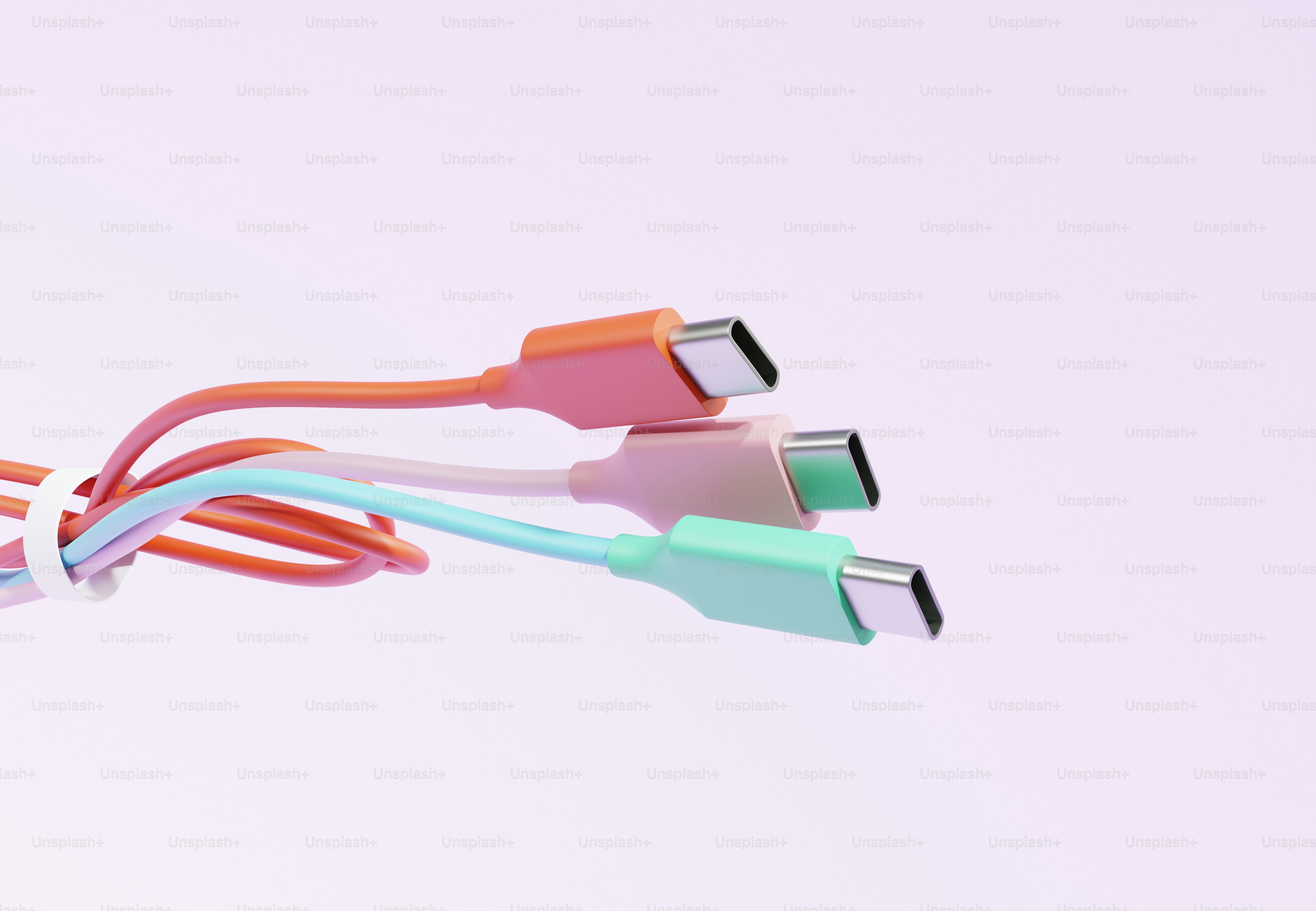 Drei pastellfarbene USB-C-Kabel, die miteinander verbunden sind
