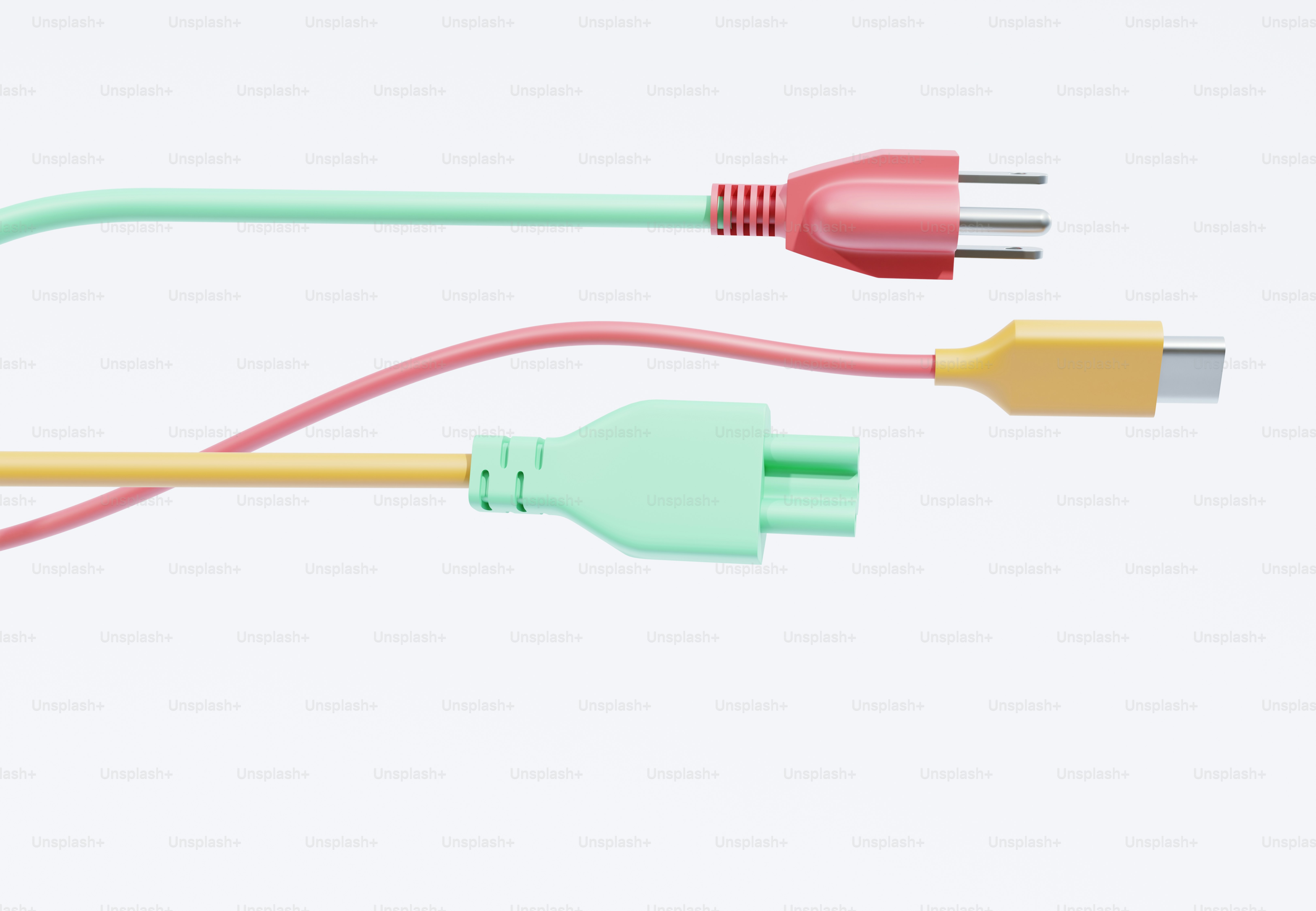 Drei bunte Stromkabel mit unterschiedlichen Steckern