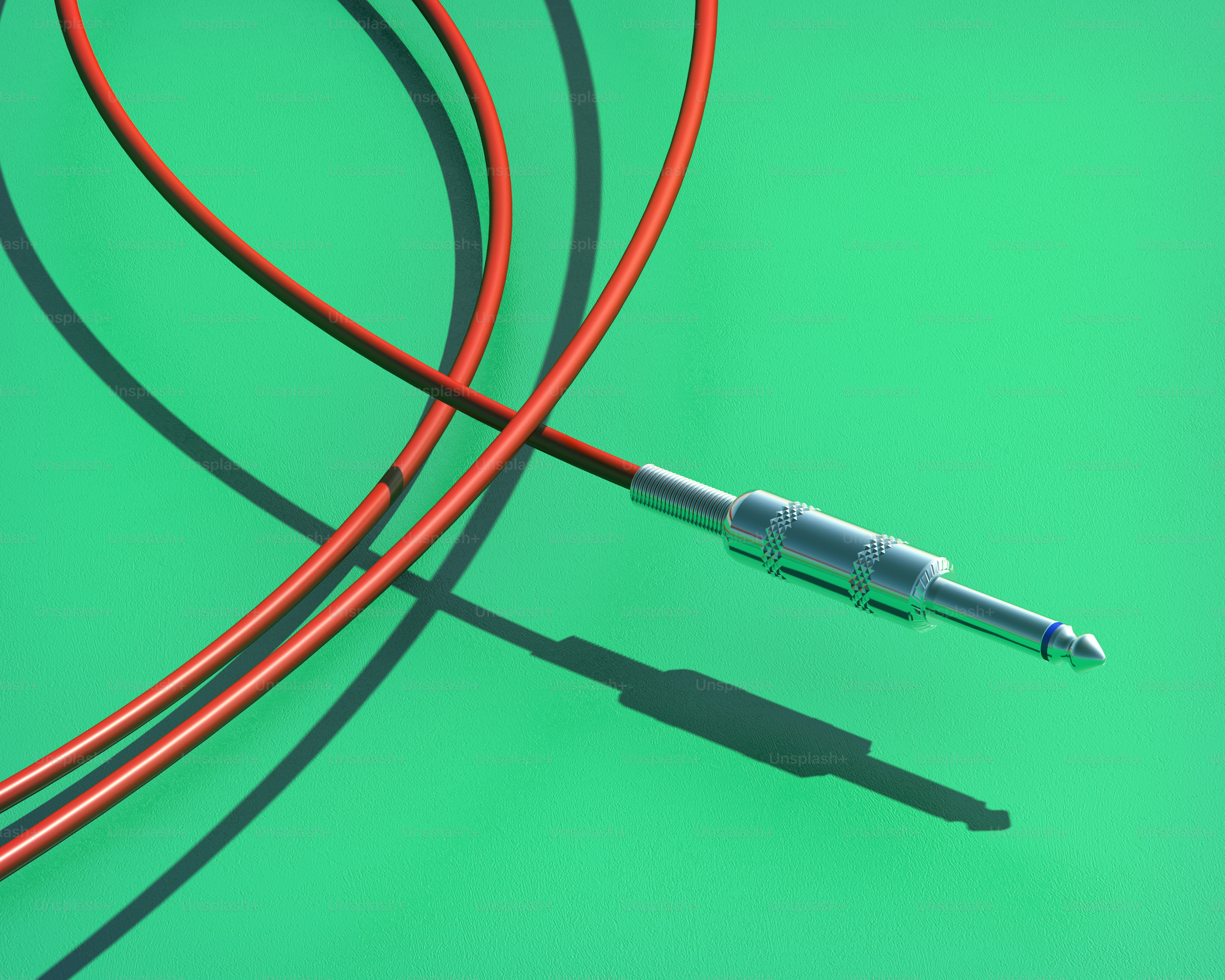 Cabo laranja com um conector de metal em fundo verde