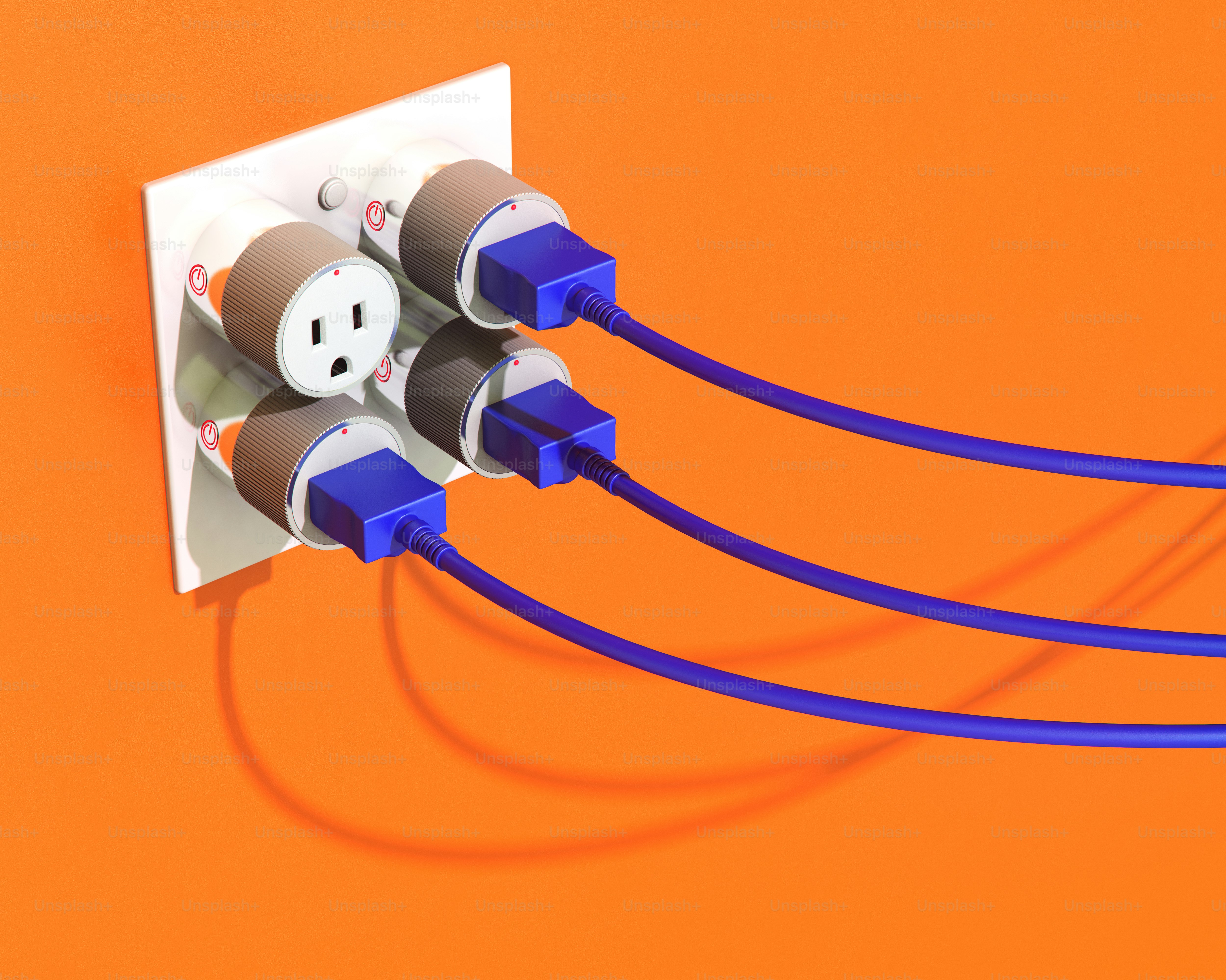 Três plugues conectados a uma tomada elétrica.