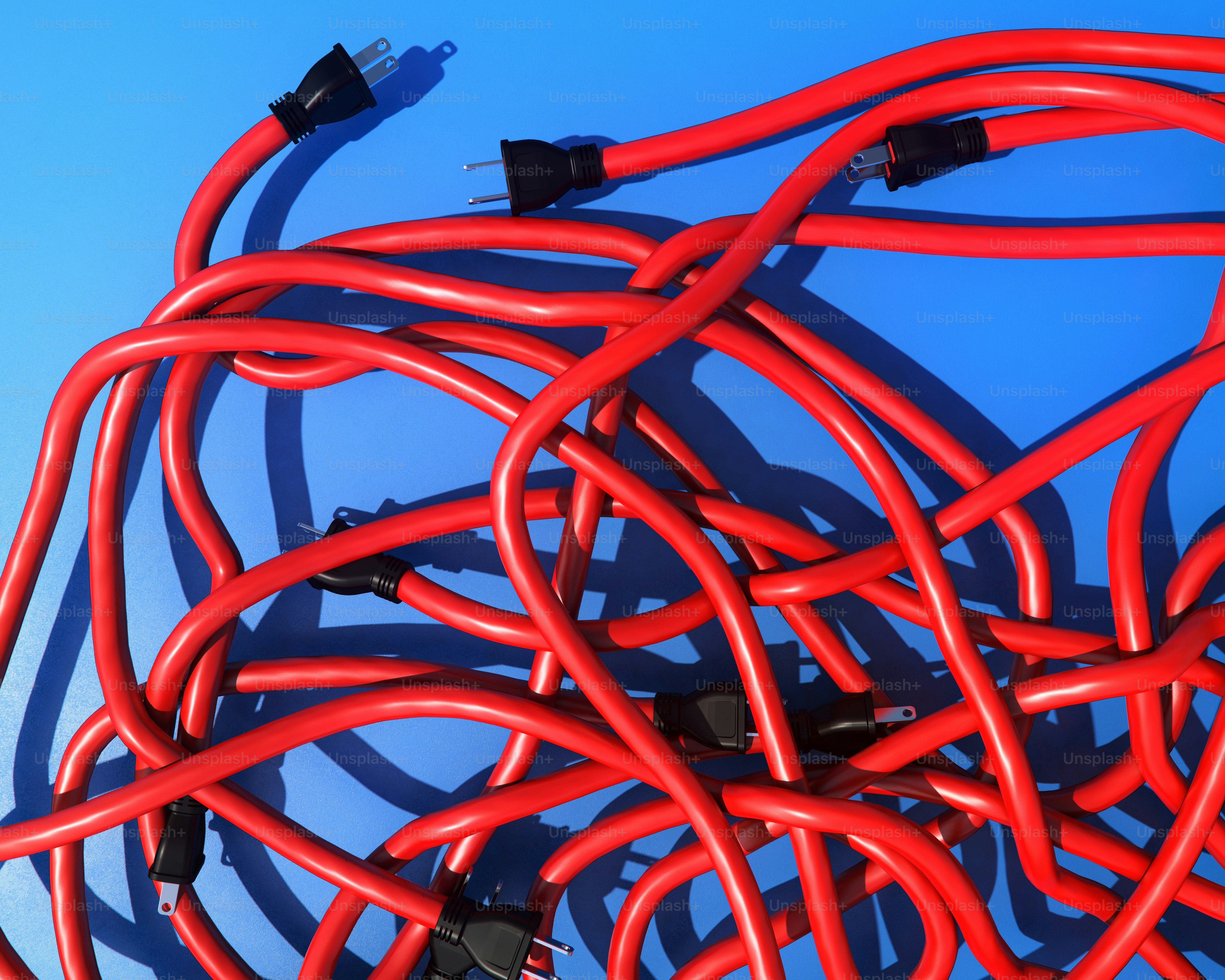 Cabos elétricos vermelhos emaranhados em um fundo azul