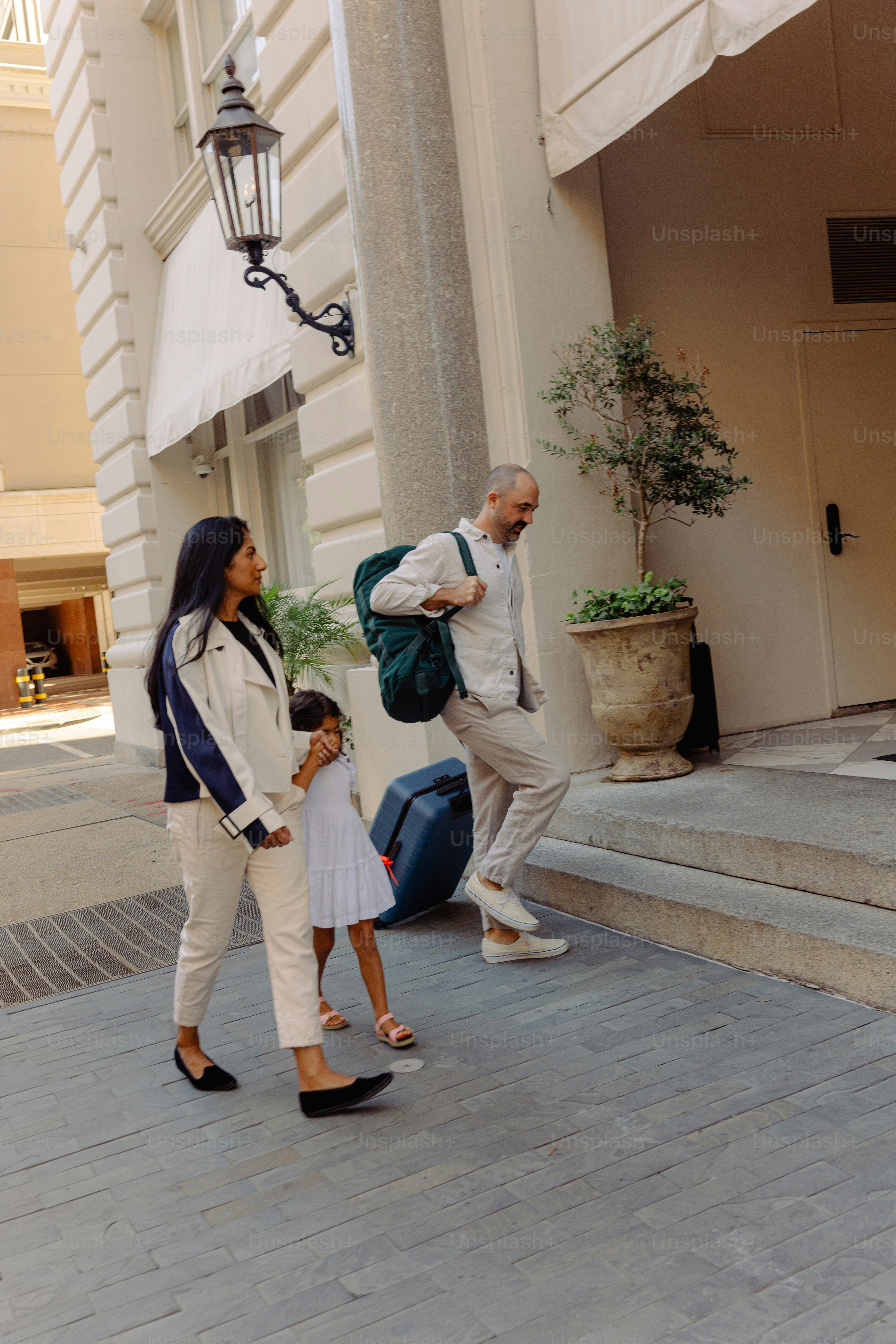 Familie, die mit Gepäck im Hotel ankommt