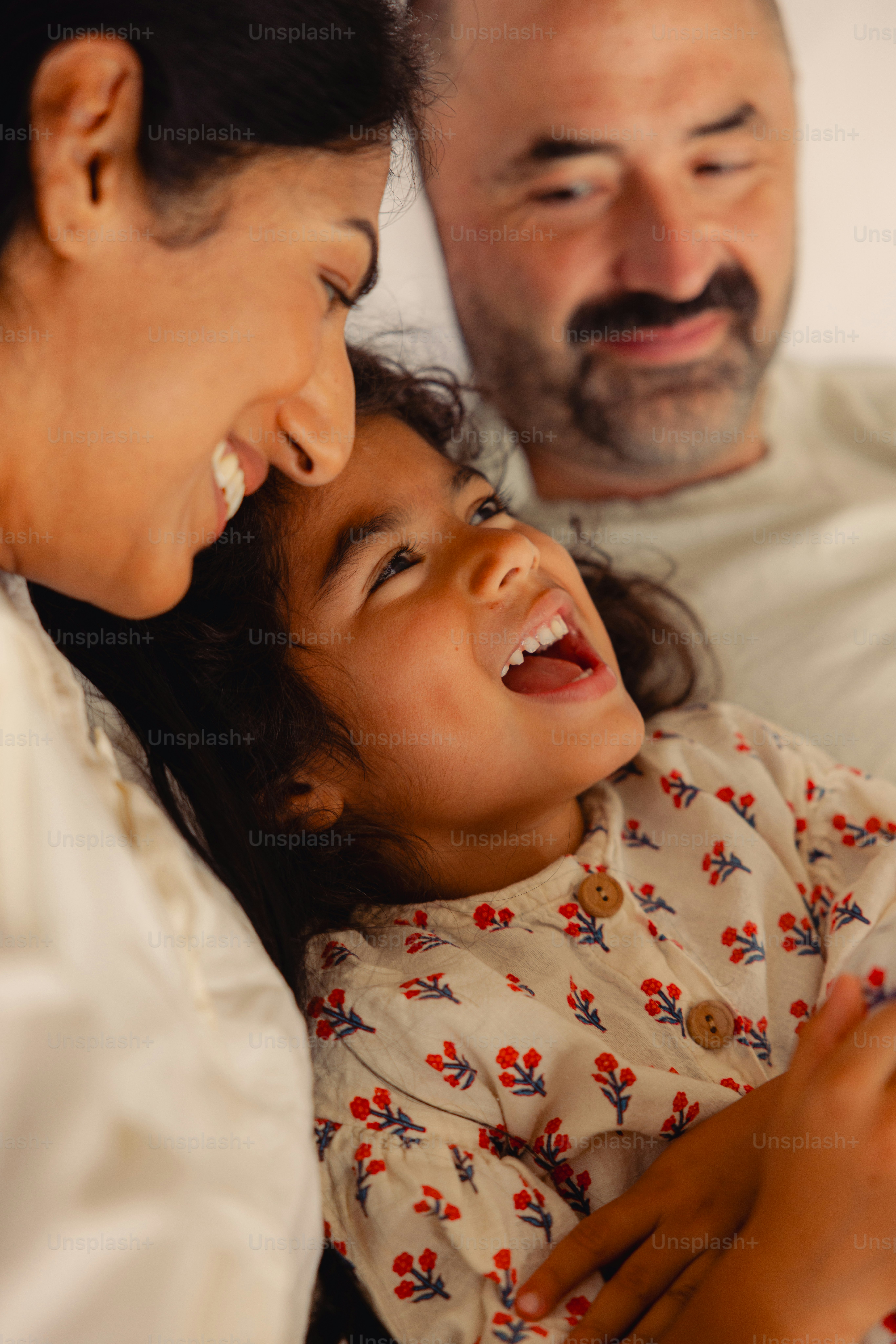 Una famiglia felice che ride insieme a stretto contatto