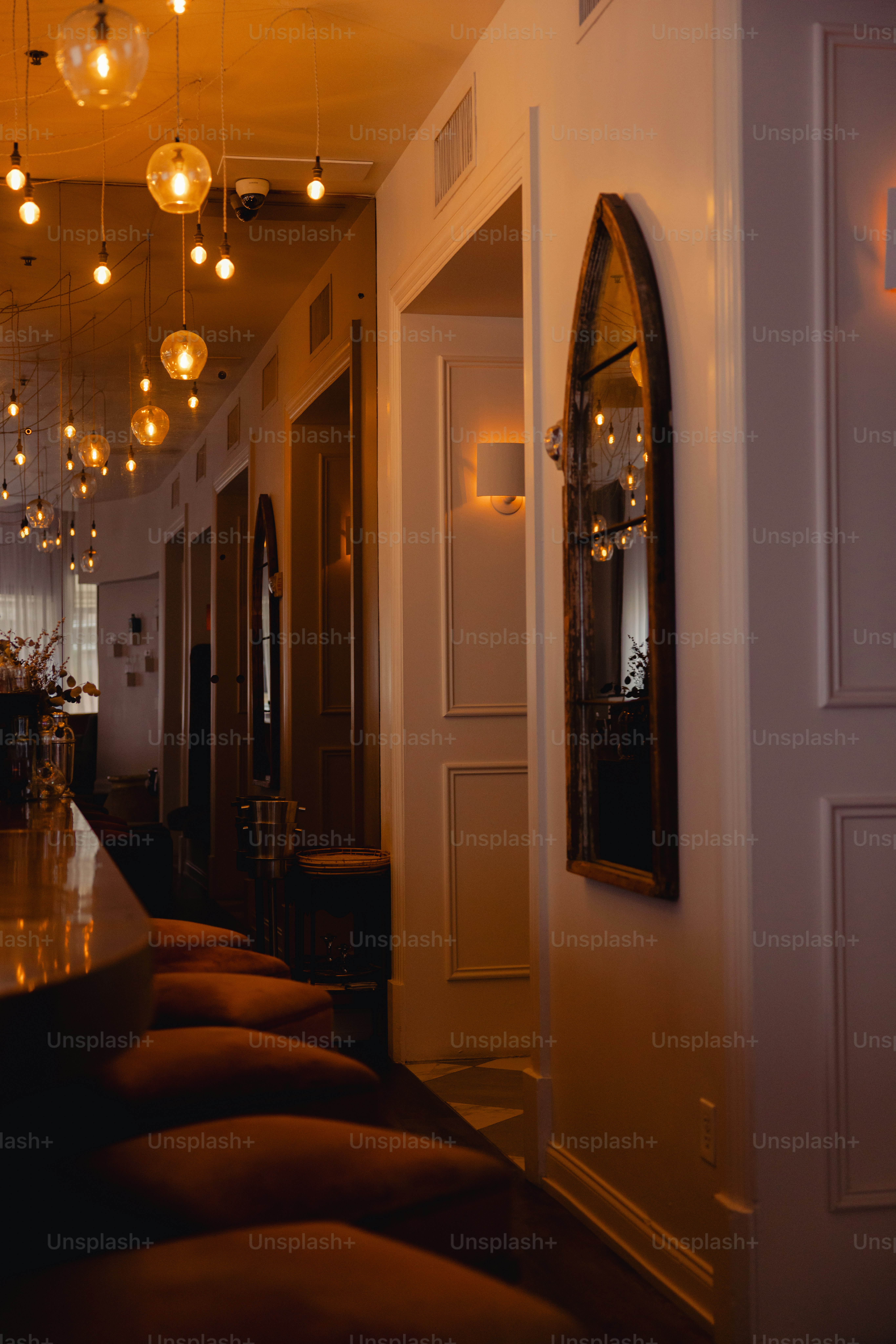 Elegantes Bar-Interieur mit warmer Beleuchtung und weichen Sitzgelegenheiten