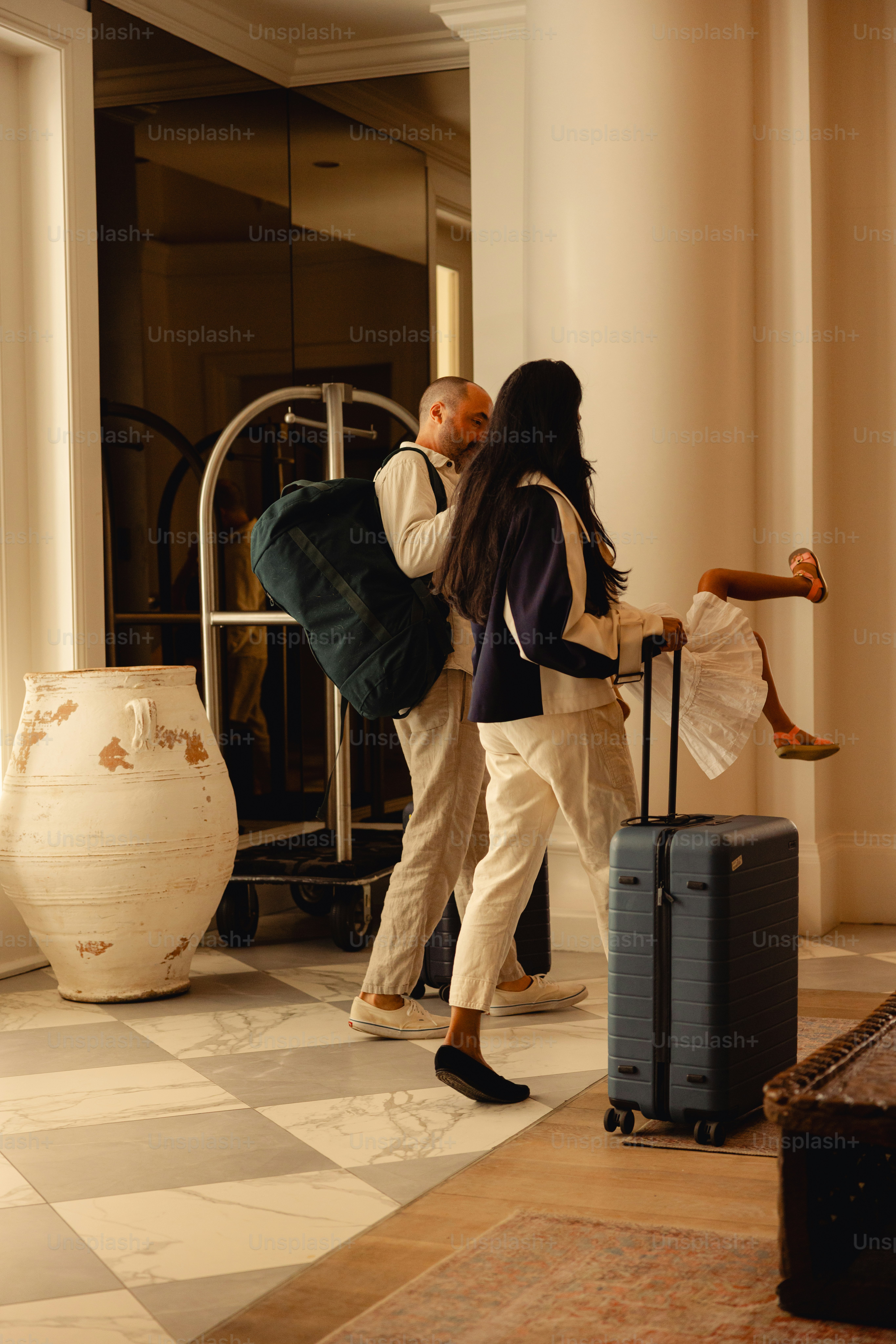 Pareja con equipaje en el lobby del hotel