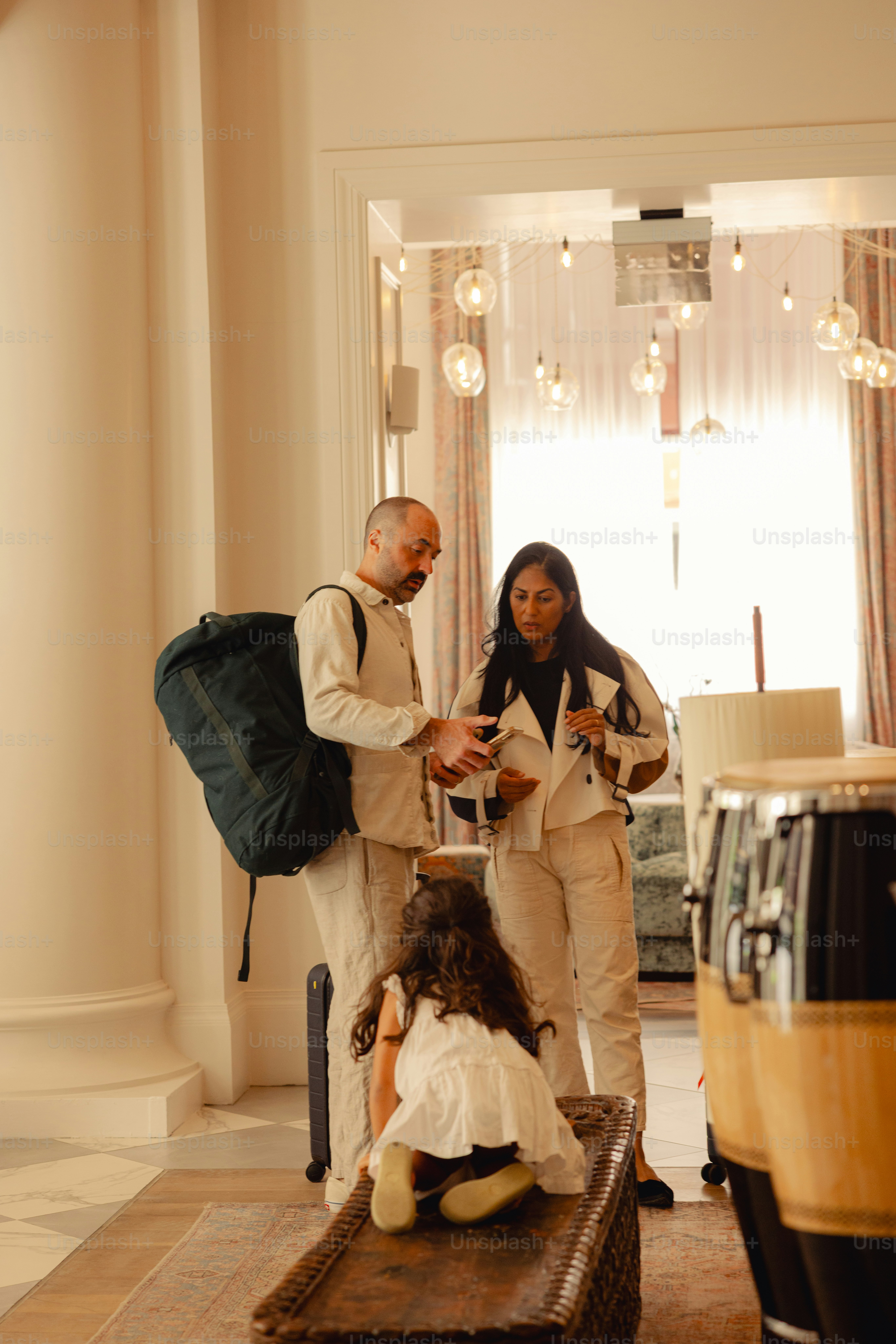 Paar, das mit Kind in der Hotellobby eincheckt