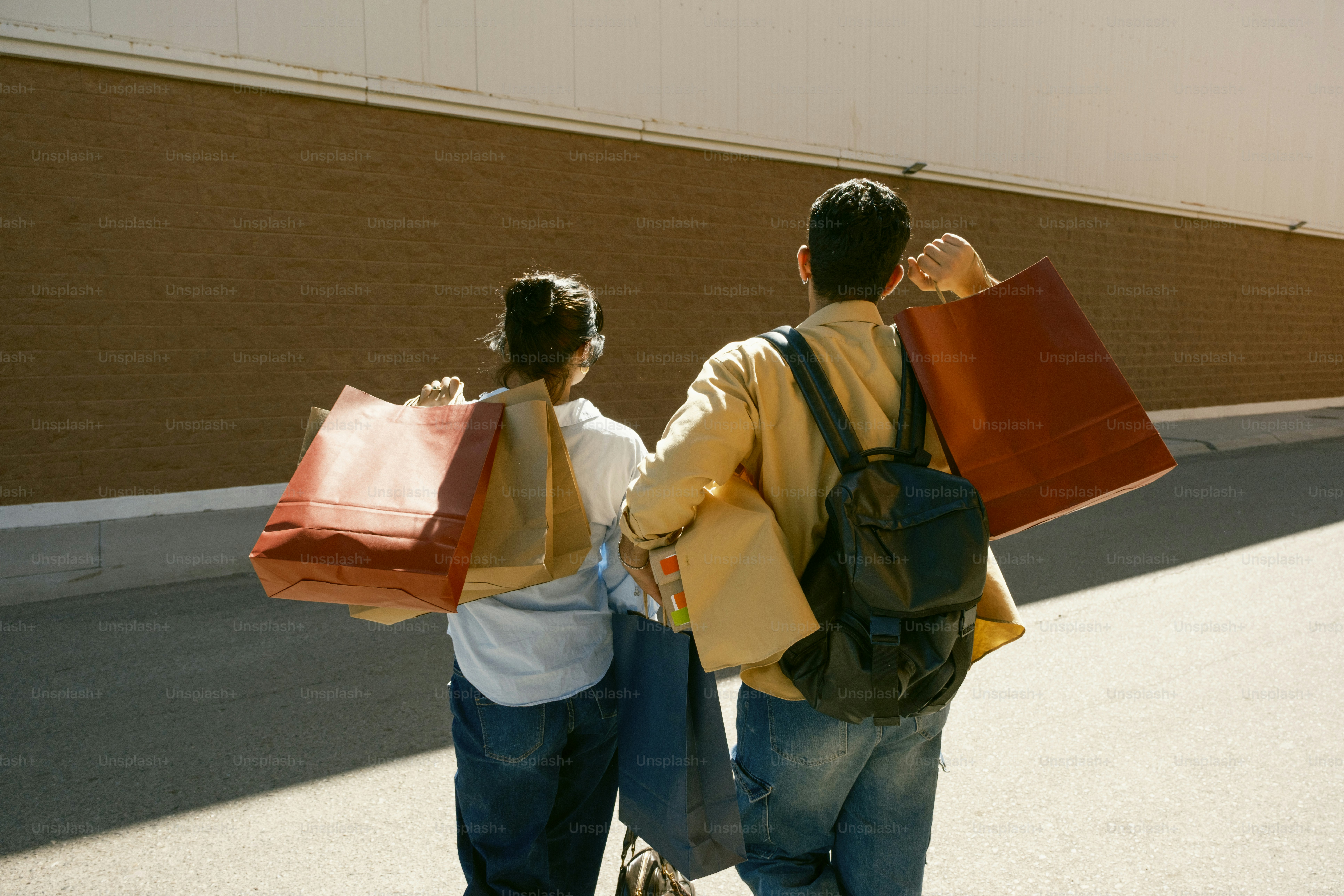 Deux personnes marchant avec des sacs de courses