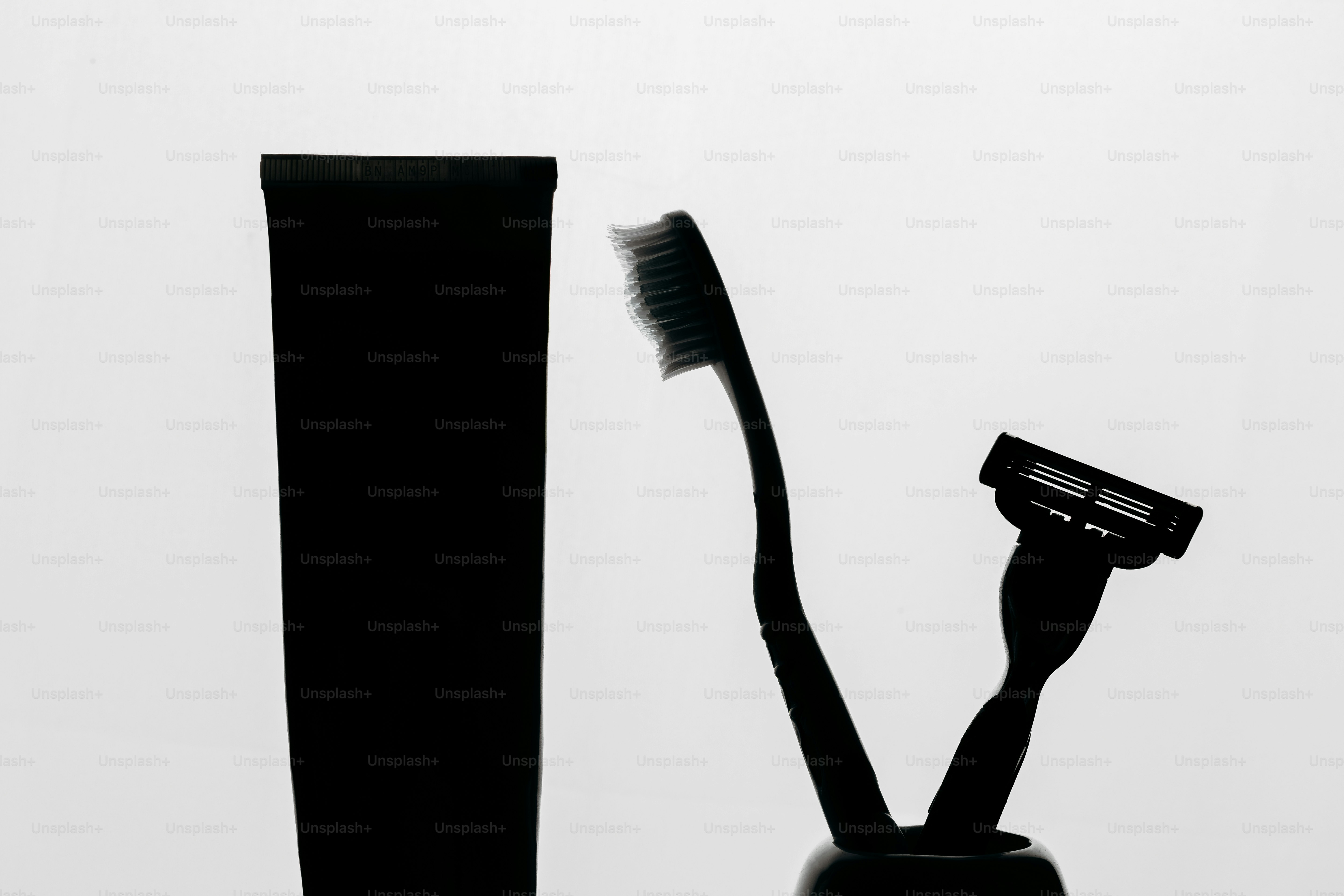Silhueta preta de pasta de dente, escova de dentes e navalha.