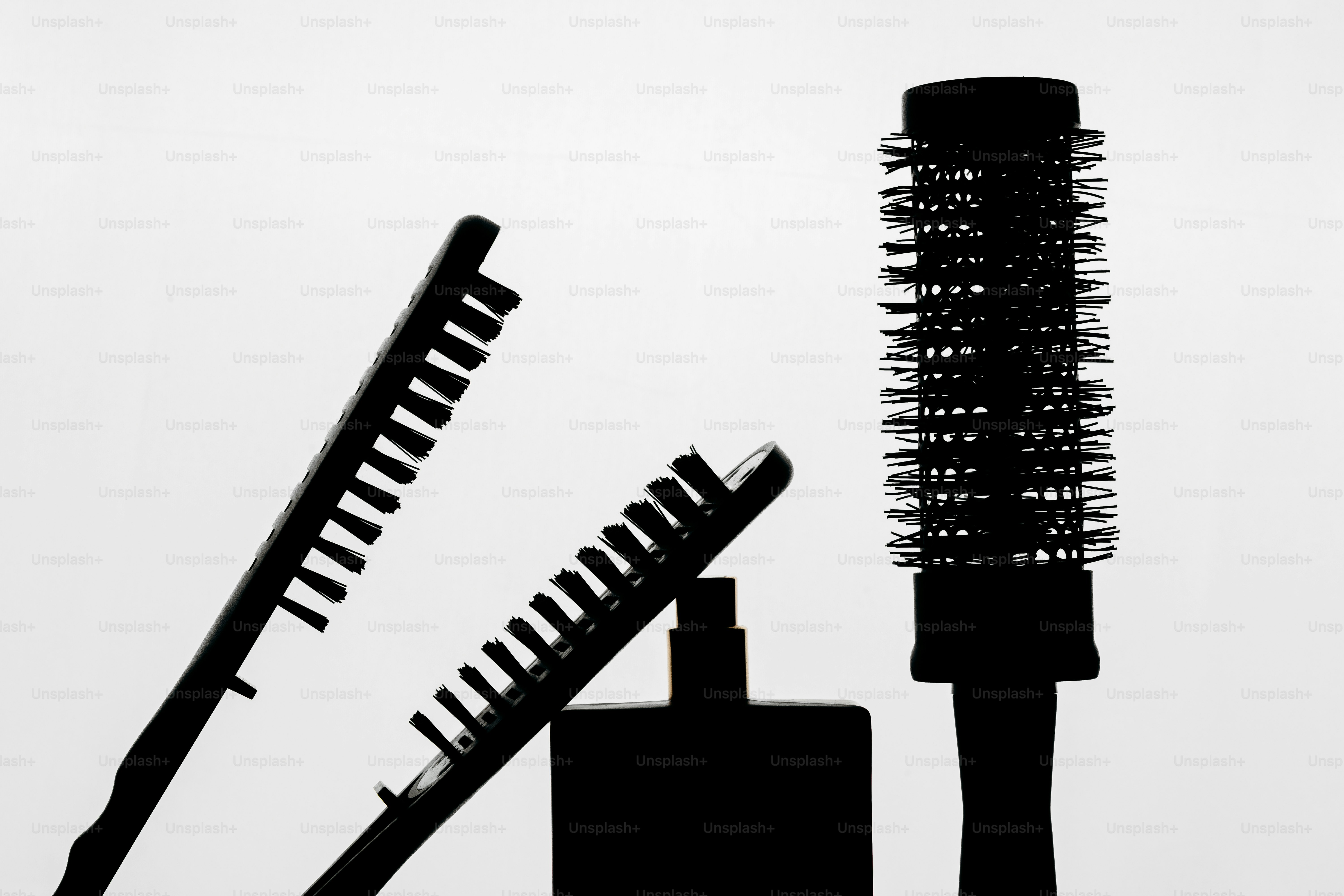 Silhuetas pretas de ferramentas de estilo de cabelo em fundo branco