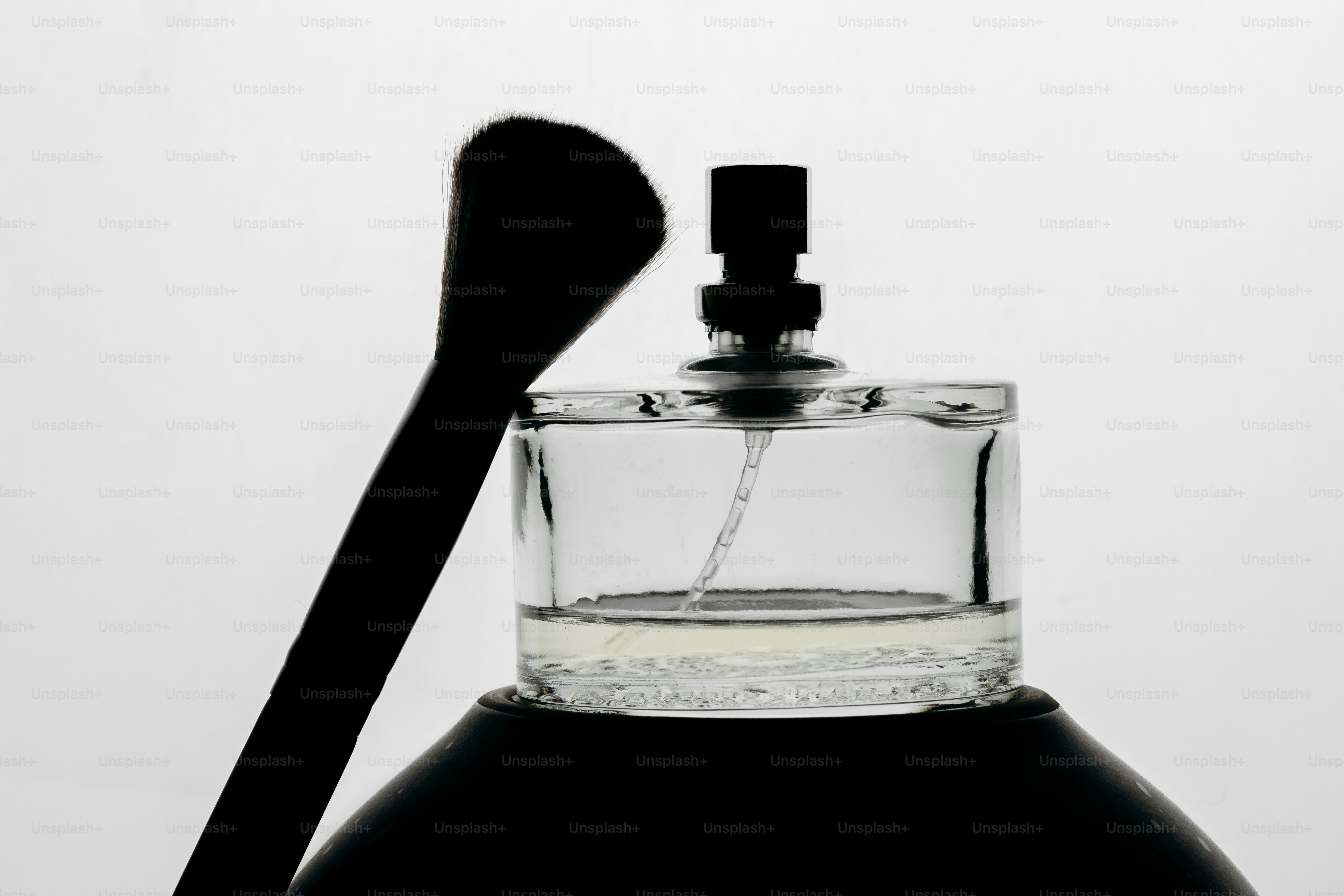 Flacon de parfum avec applicateur noir