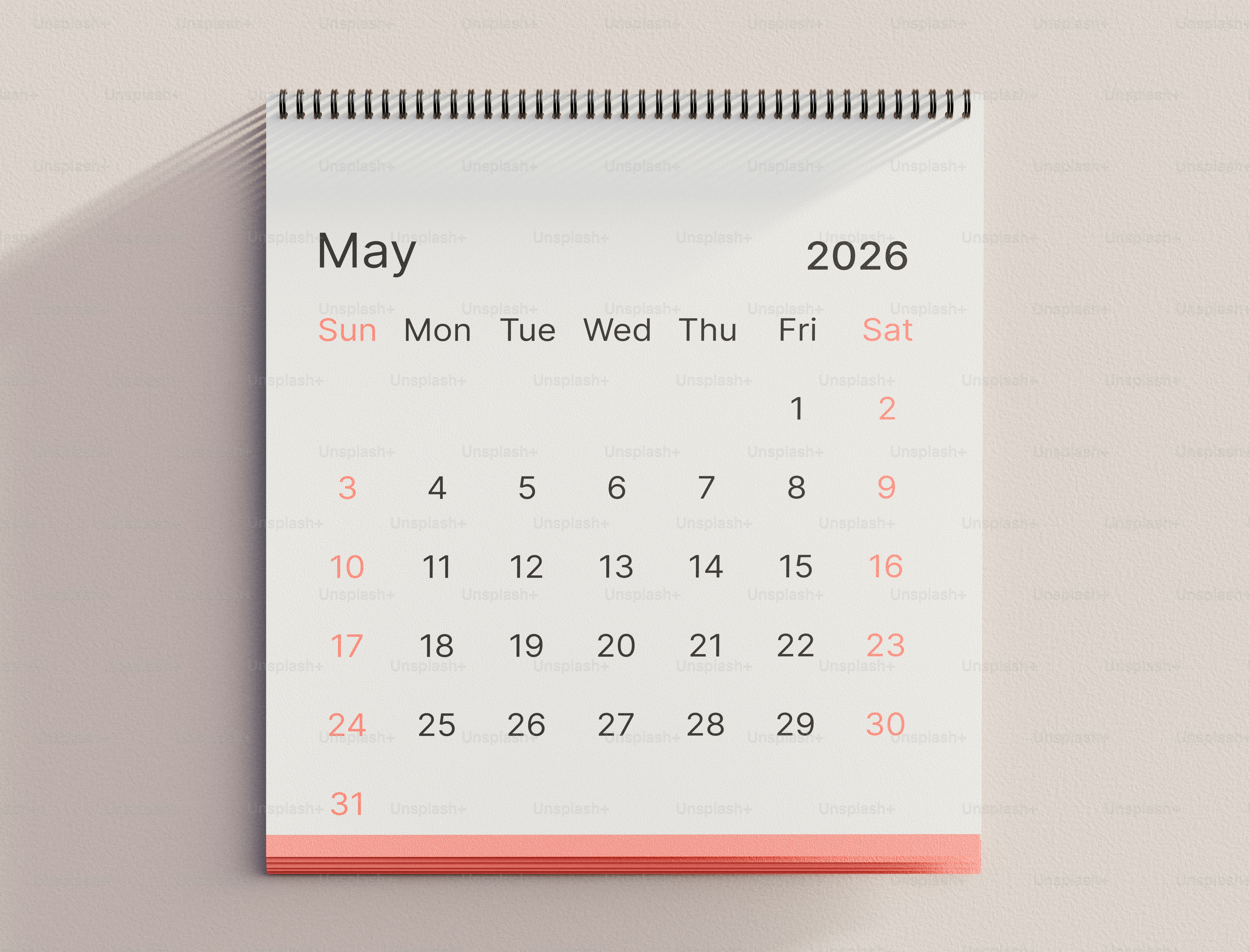 Un calendario di maggio 2026 è appeso a una parete