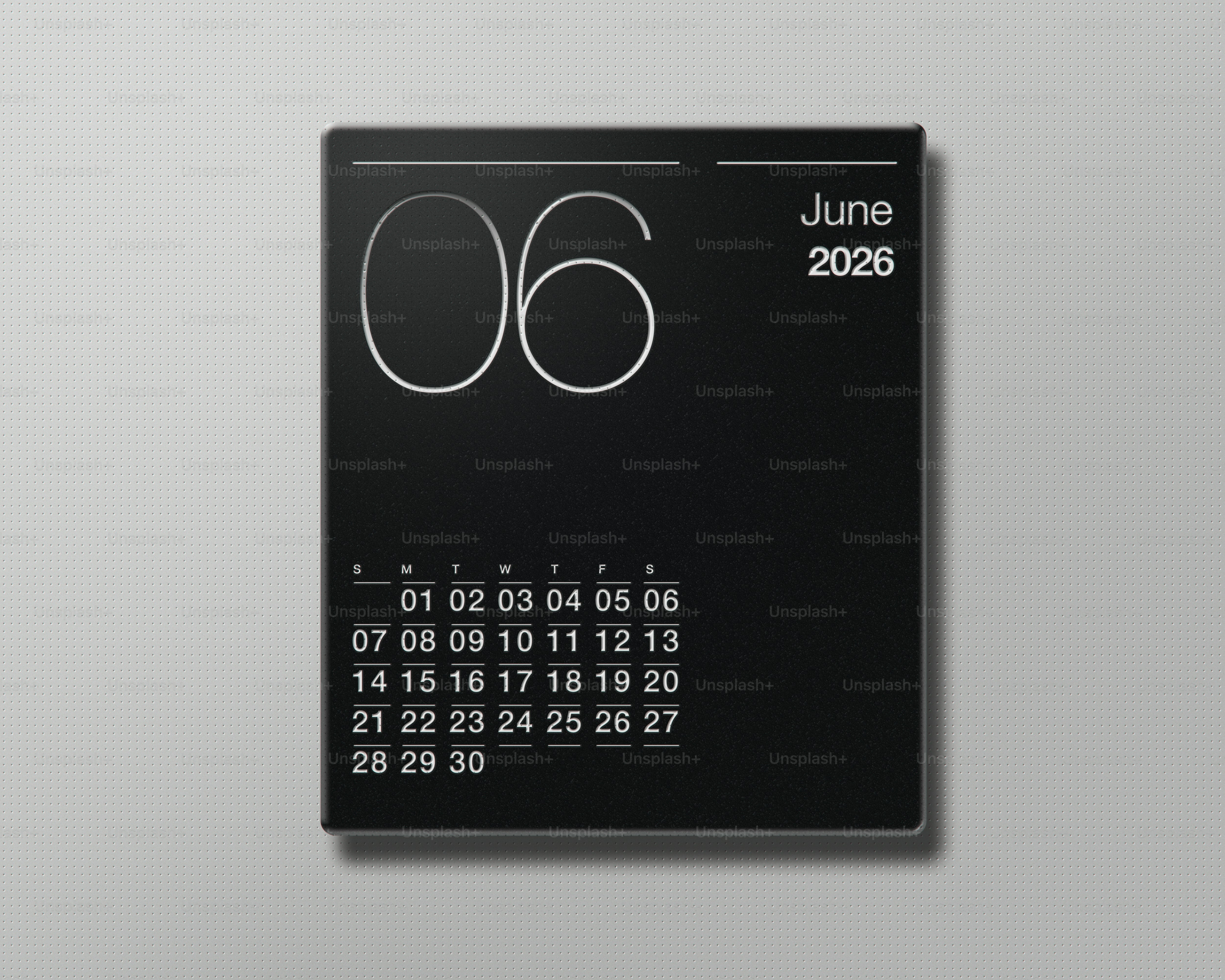 Calendario negro moderno que muestra junio 2026