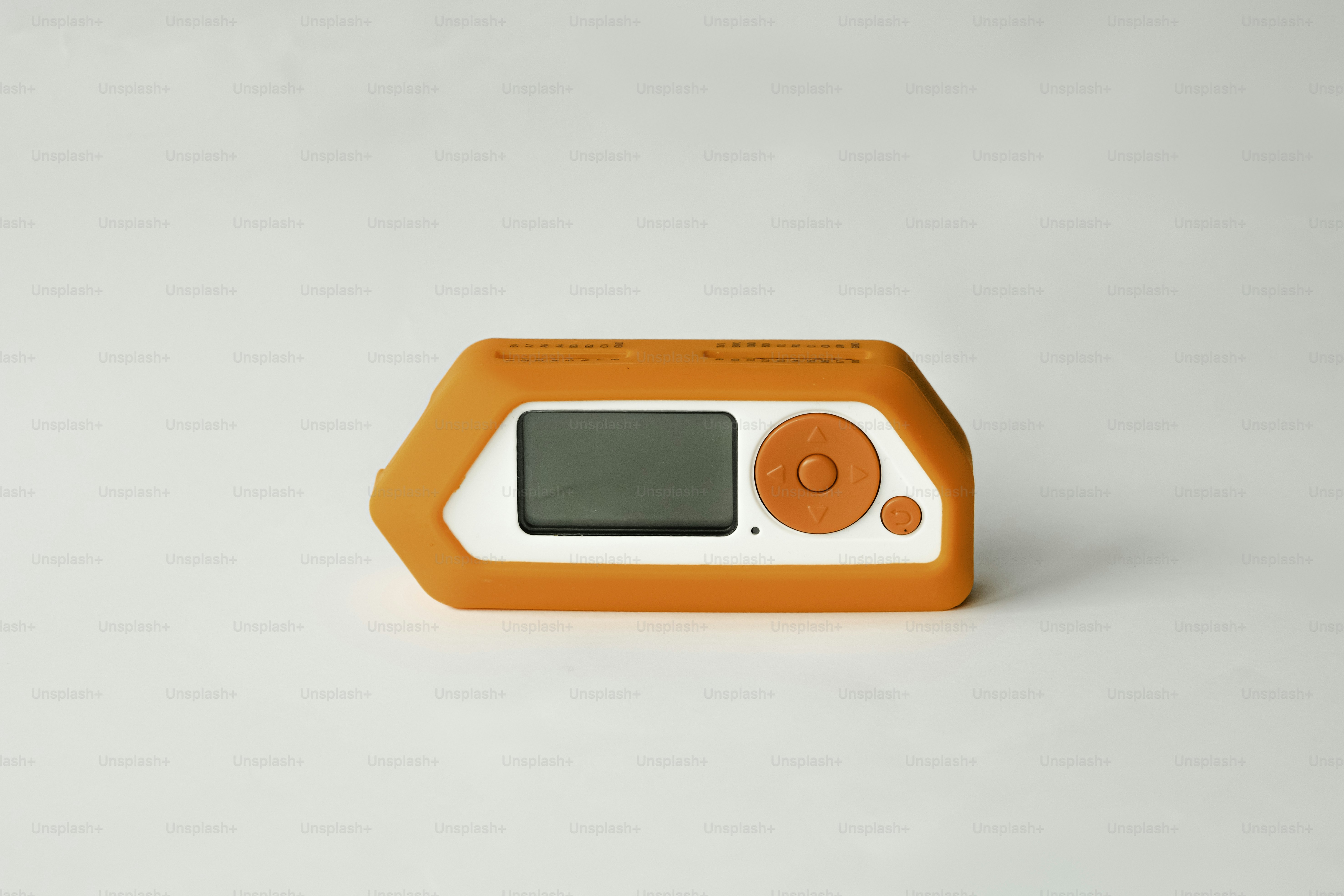흰색 트림이 있는 주황색 디지털 장치