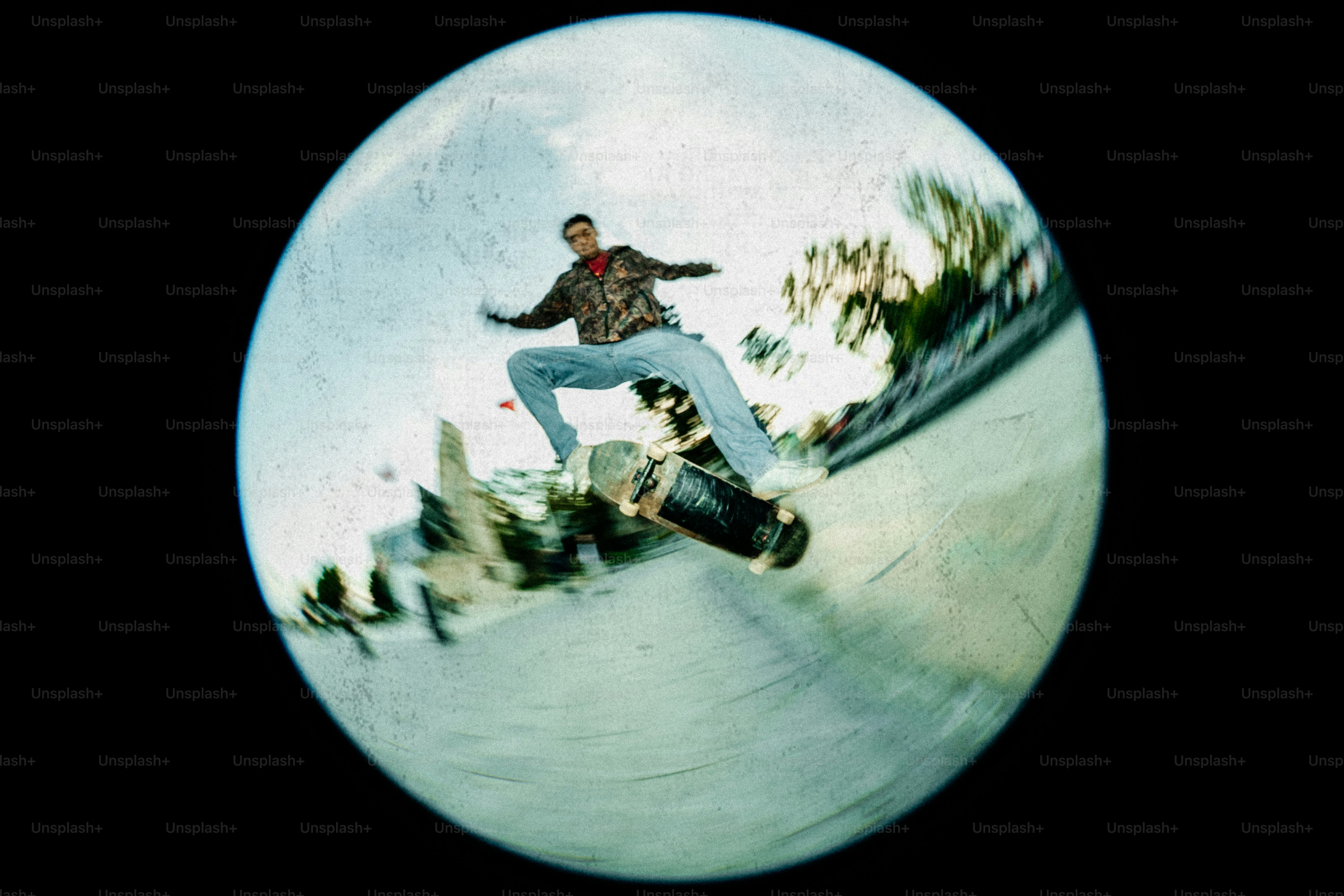 Skater realizando un truco en el aire