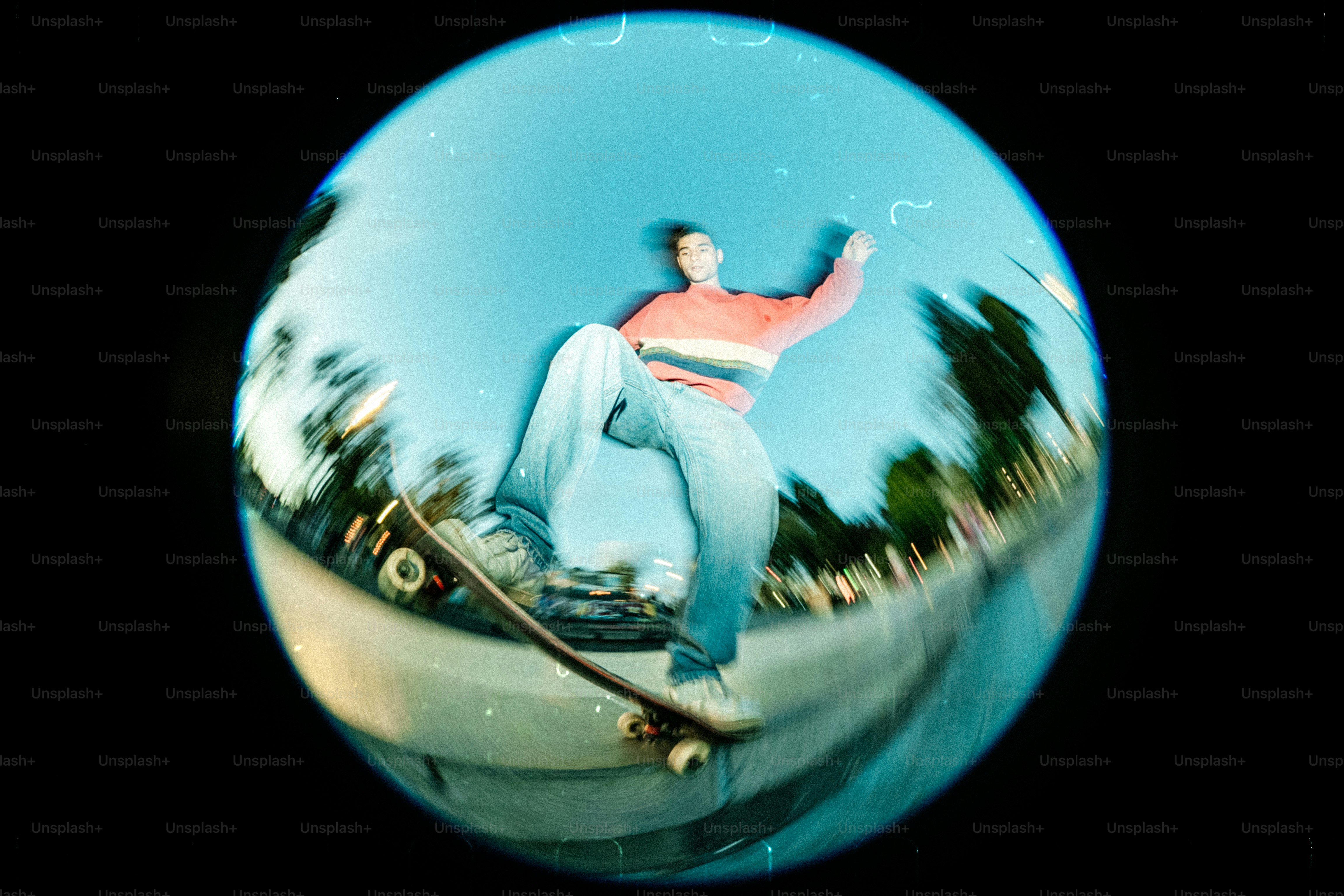 Skater realizando un truco con desenfoque de movimiento